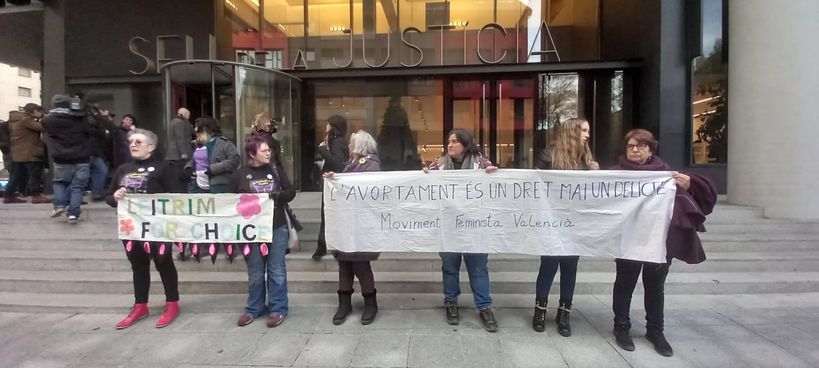 Activistes internacionals davant la Seu de la Justícia aquest matí.