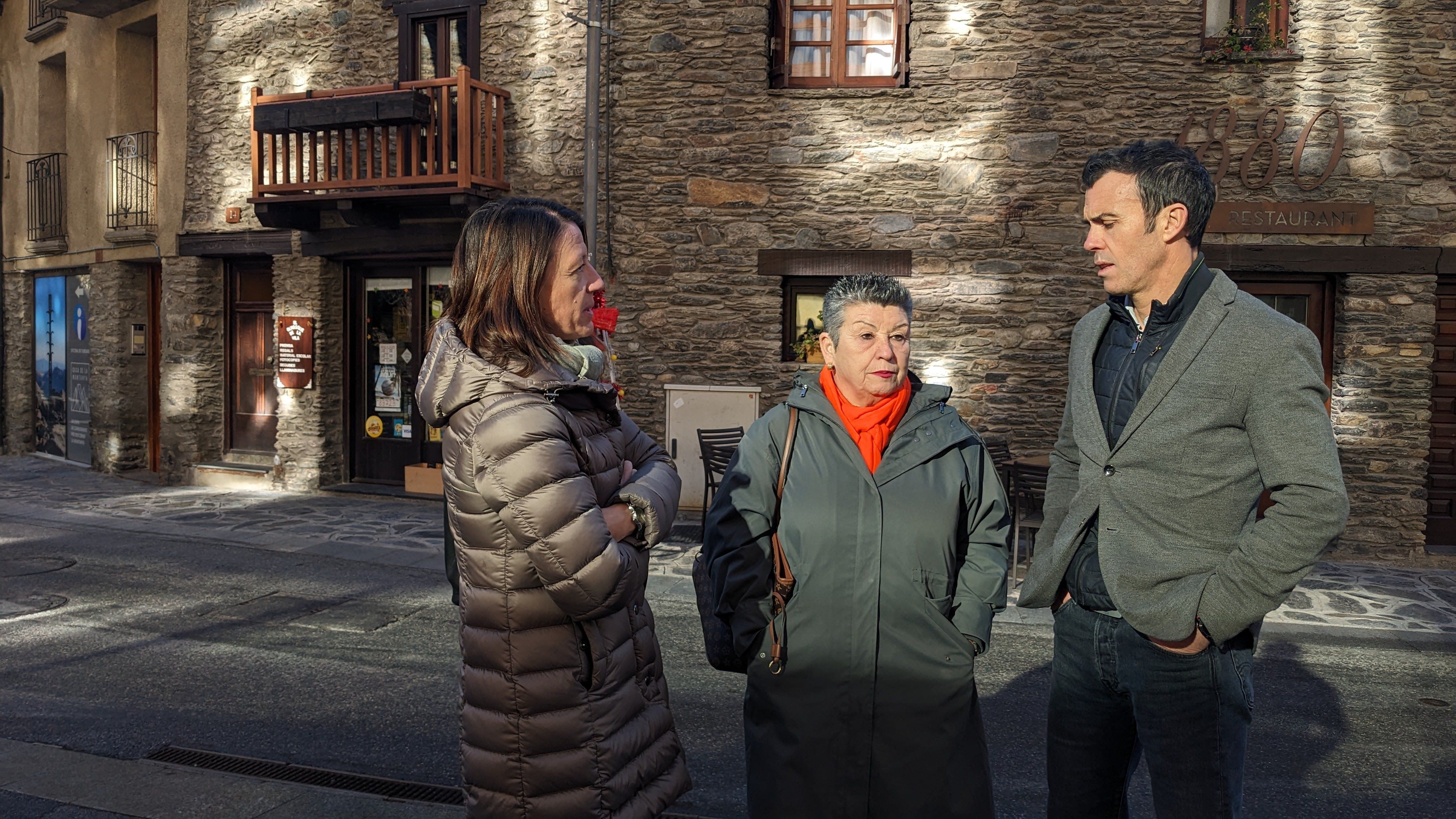 Coma, Montolio i Albós parlant al Carrer Major d'Ordino. Coma, Montolio i Albós parlant al Carrer Major d'Ordino.