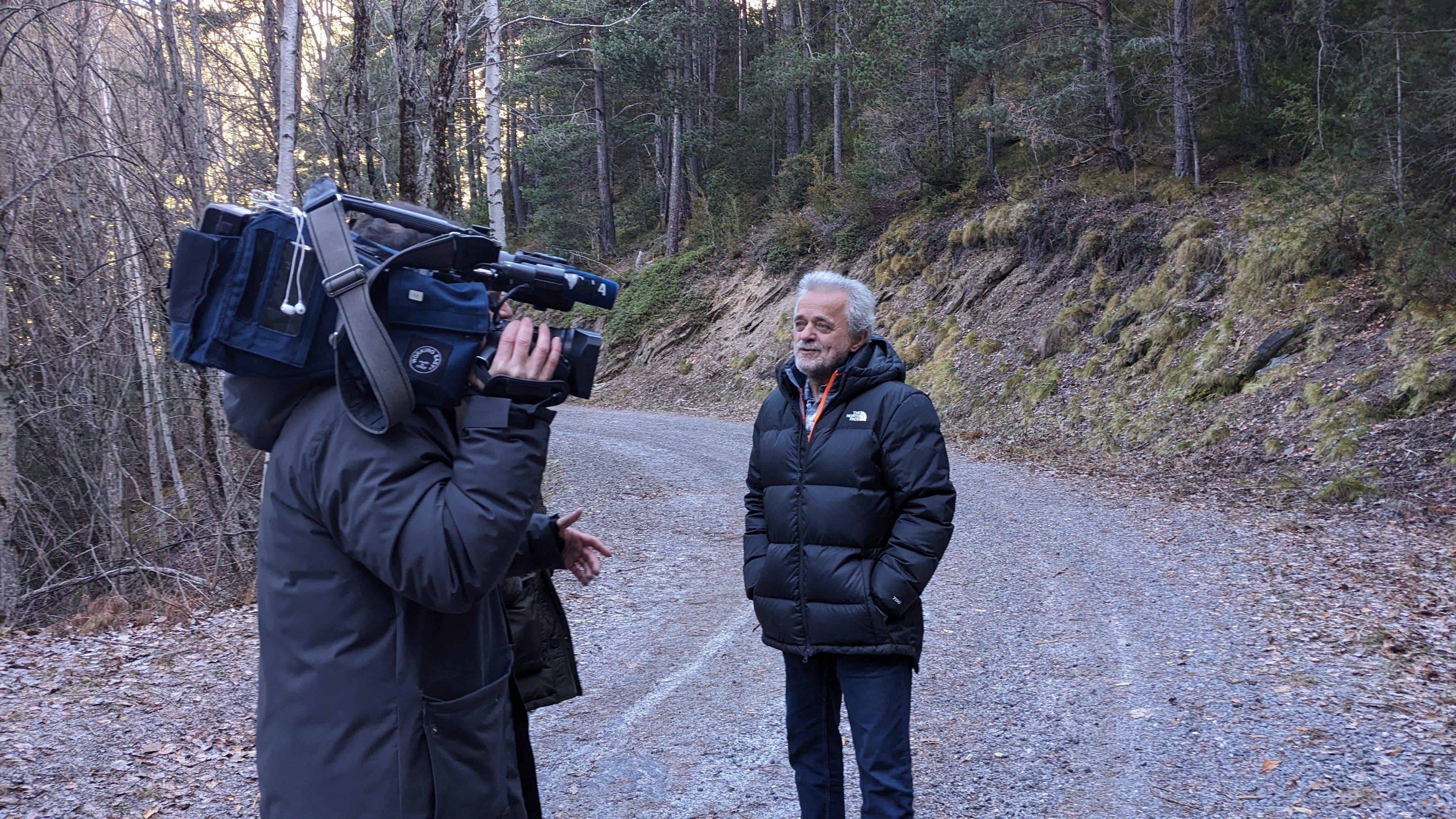Josep Maria Font atent la premsa al camí del Forat Fosc a Ordino La portaveu del Sindicat, Rebeca Bonache.
