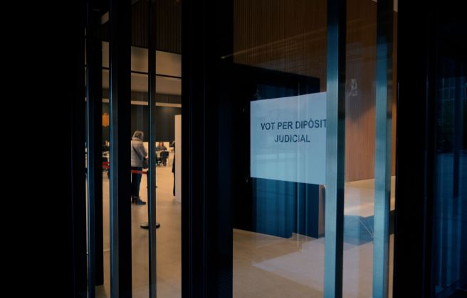 A LA SALA MAGNA S'HI ACCEDEIX PER L'ACCÉS POSTERIOR DE LA SEU DE LA JUSTÍCIA.