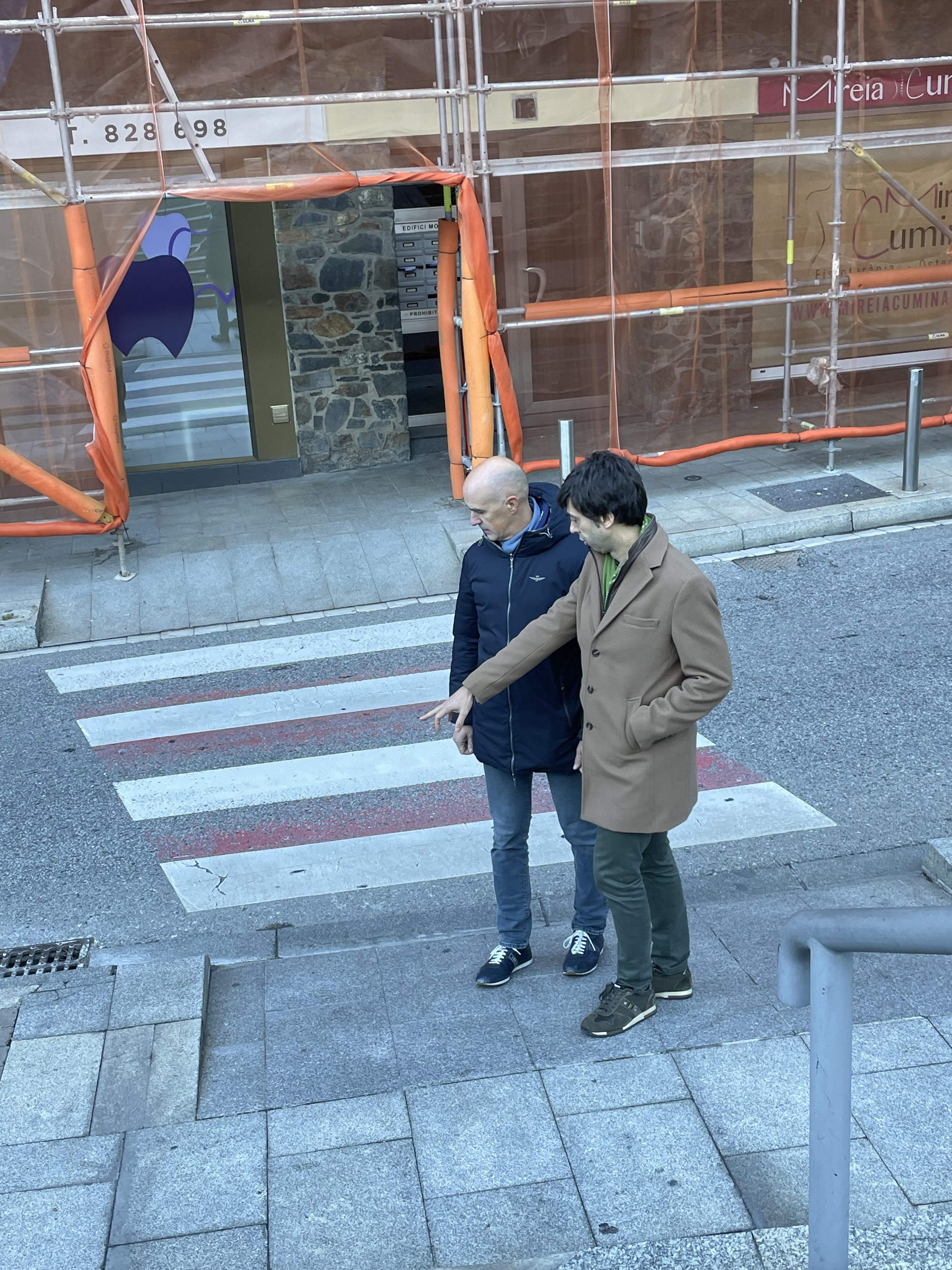 Xavier Surana i Sergi González mirant un pas de vianants a Mitjavila.