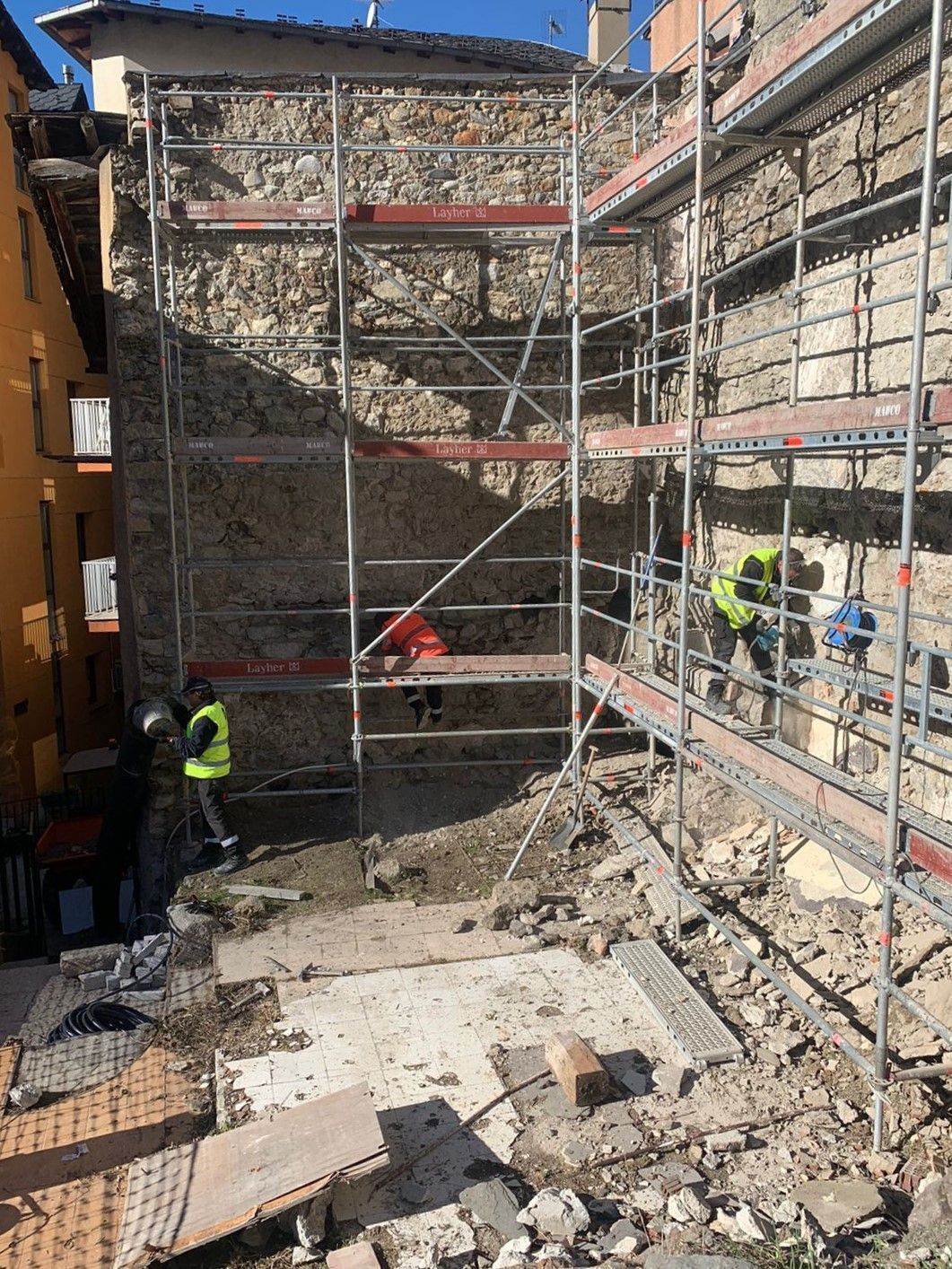 Els operaris treballant a la parcel·la d'Ensucaranes.