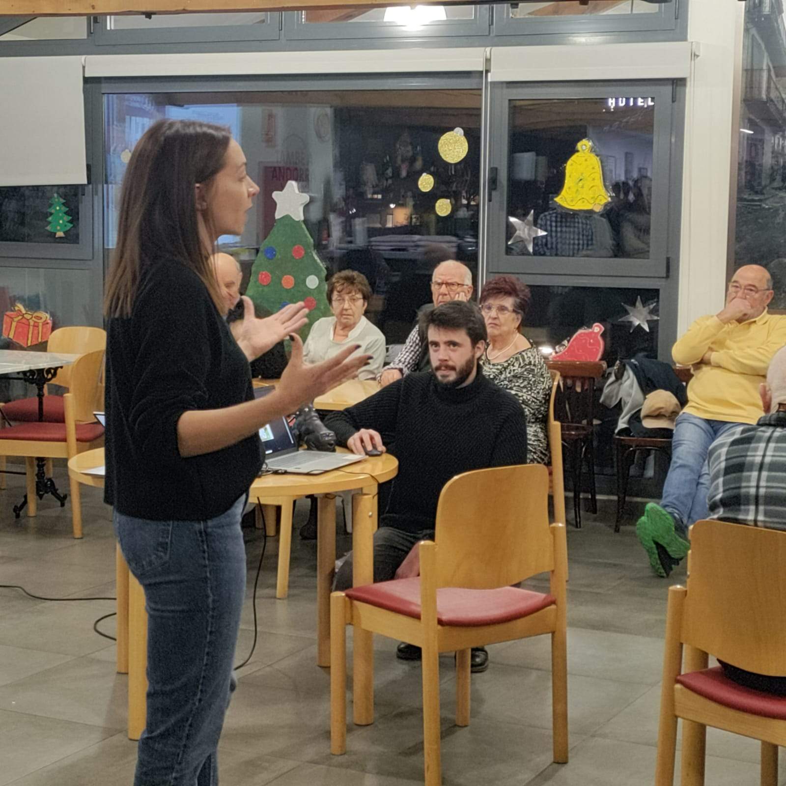 Cerni Cairat observa la intervenció de Sofia Cortesao durant l'acte de Desperta Laurèdia a la Llar de Lòria.