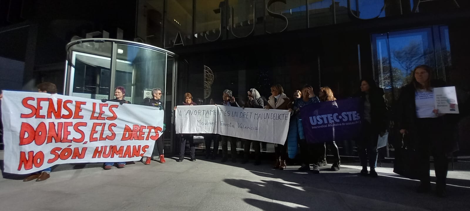 Activistes de diferents organitzacions a la porta de la Seu de la Justícia.