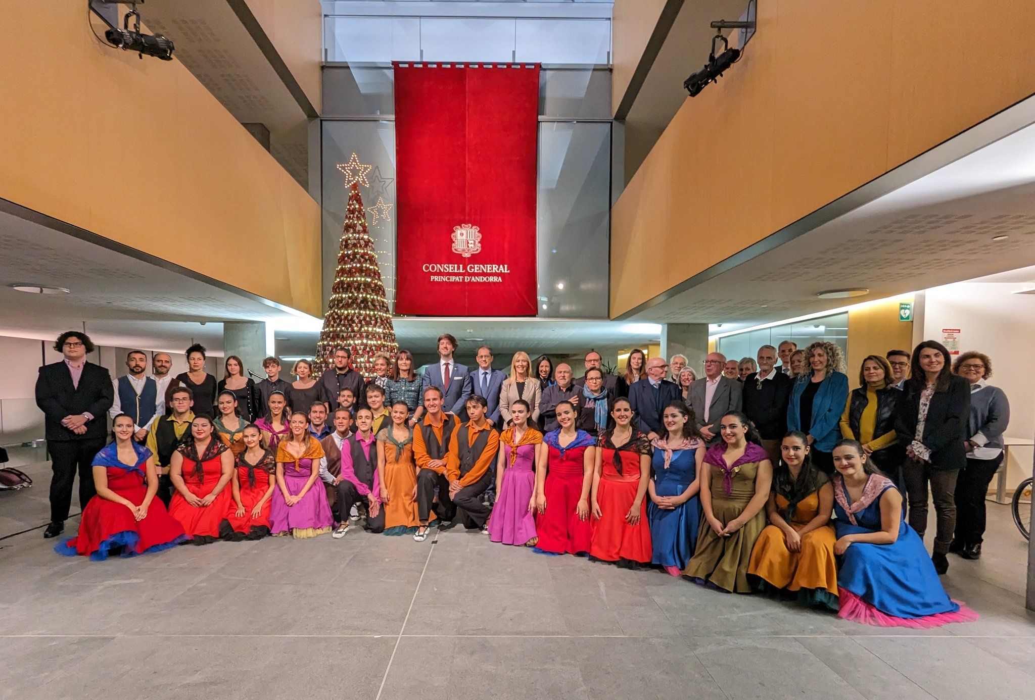 Foto de família dels premiats i participants en la celebració del Dia de la Cultura.