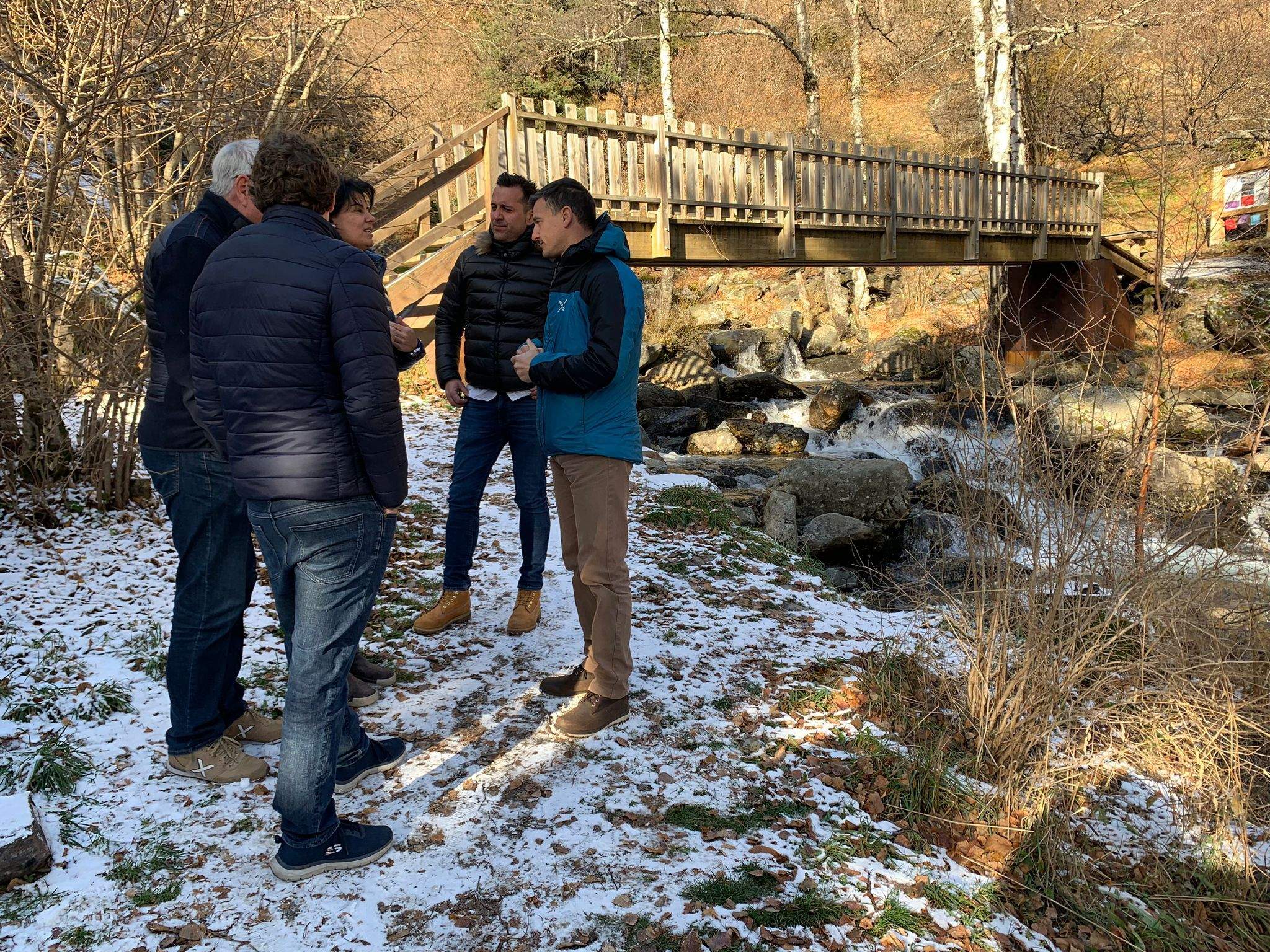 Eva Sansa i Rogé Fité amb altres membres de la llista a Arinsal.