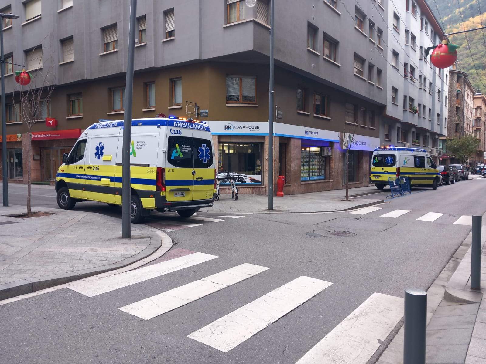 Ambulàncies d'Andorrana de Transport Sanitari fent un servei a Prada Ramon.