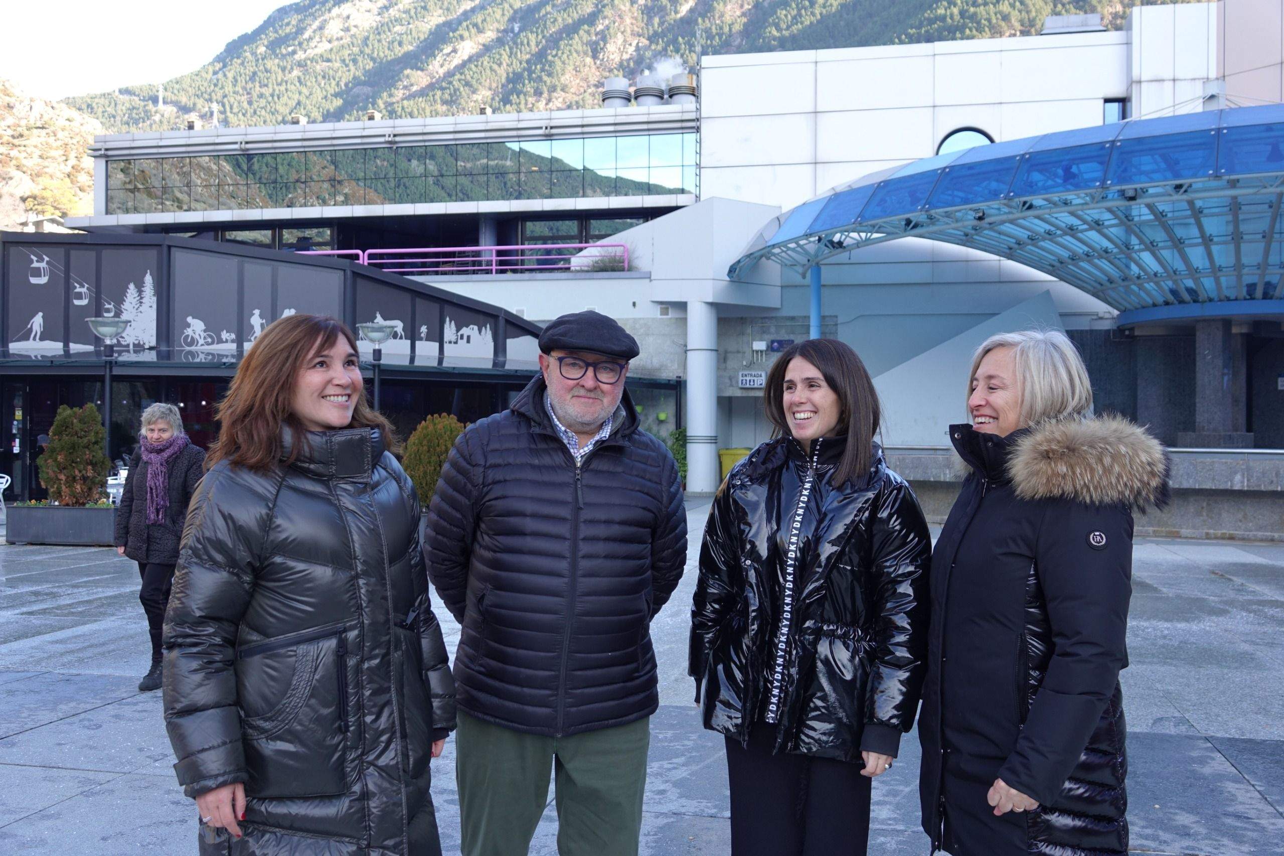 Candidats d'UP al costat del casal del poble.
