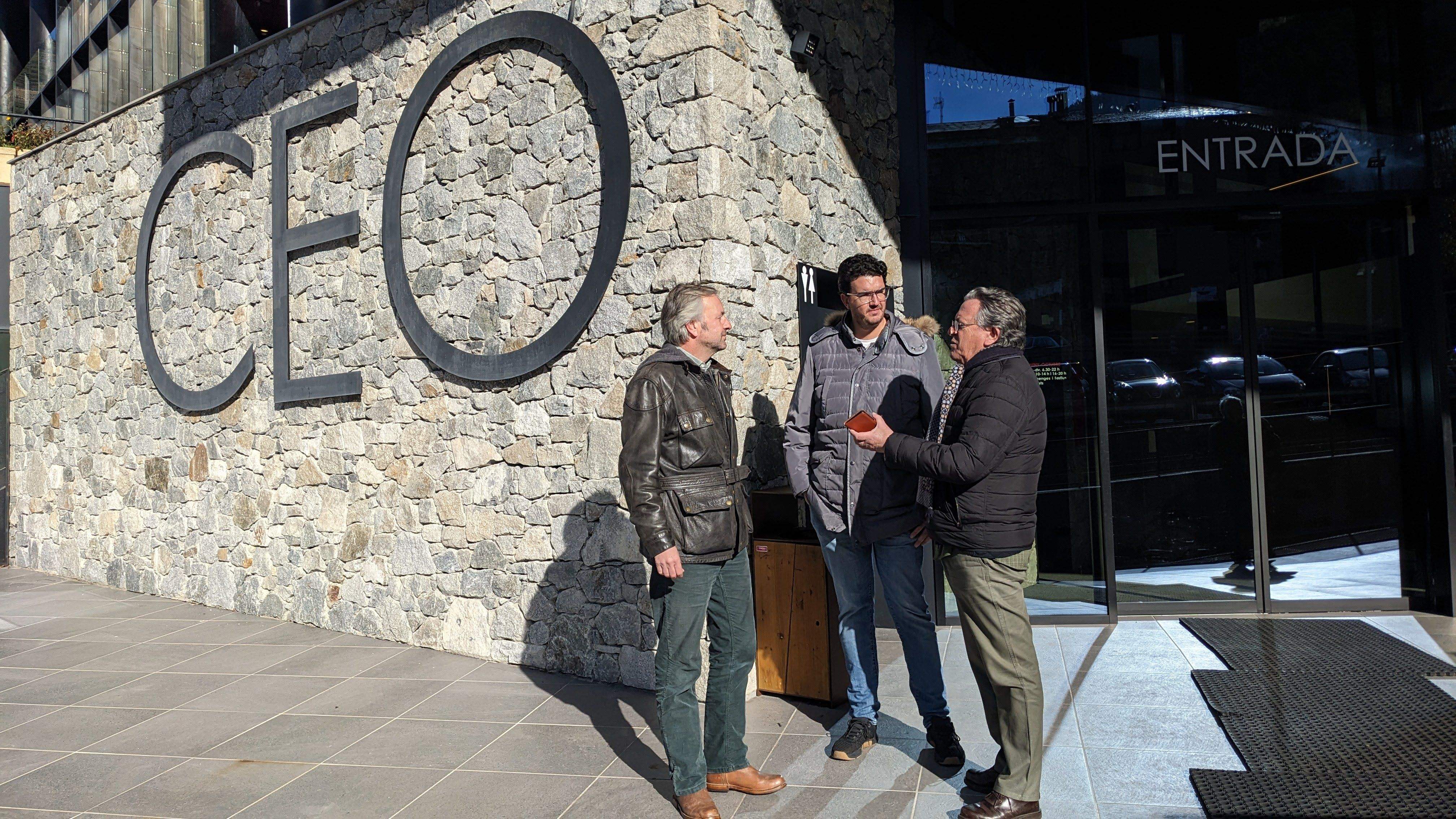 Jean Michel Armengol parla amb el cap de llista, Enric Dolsa, i el també candidat Edgar Pujal a la sortida del CEO