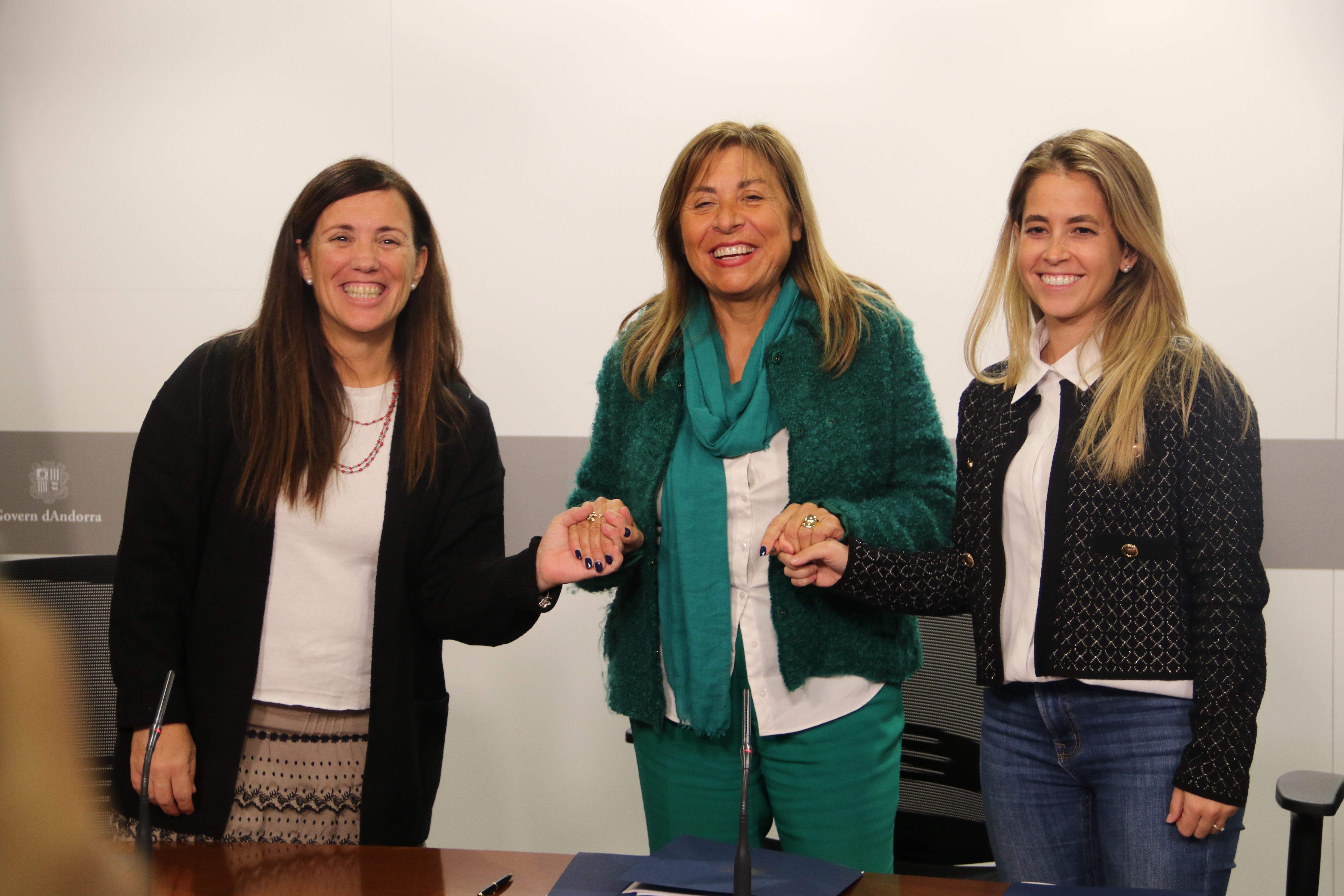 Cristina Homar, Conxita Marsol i Melanie Cachafeiro simbolitzant l'acord.