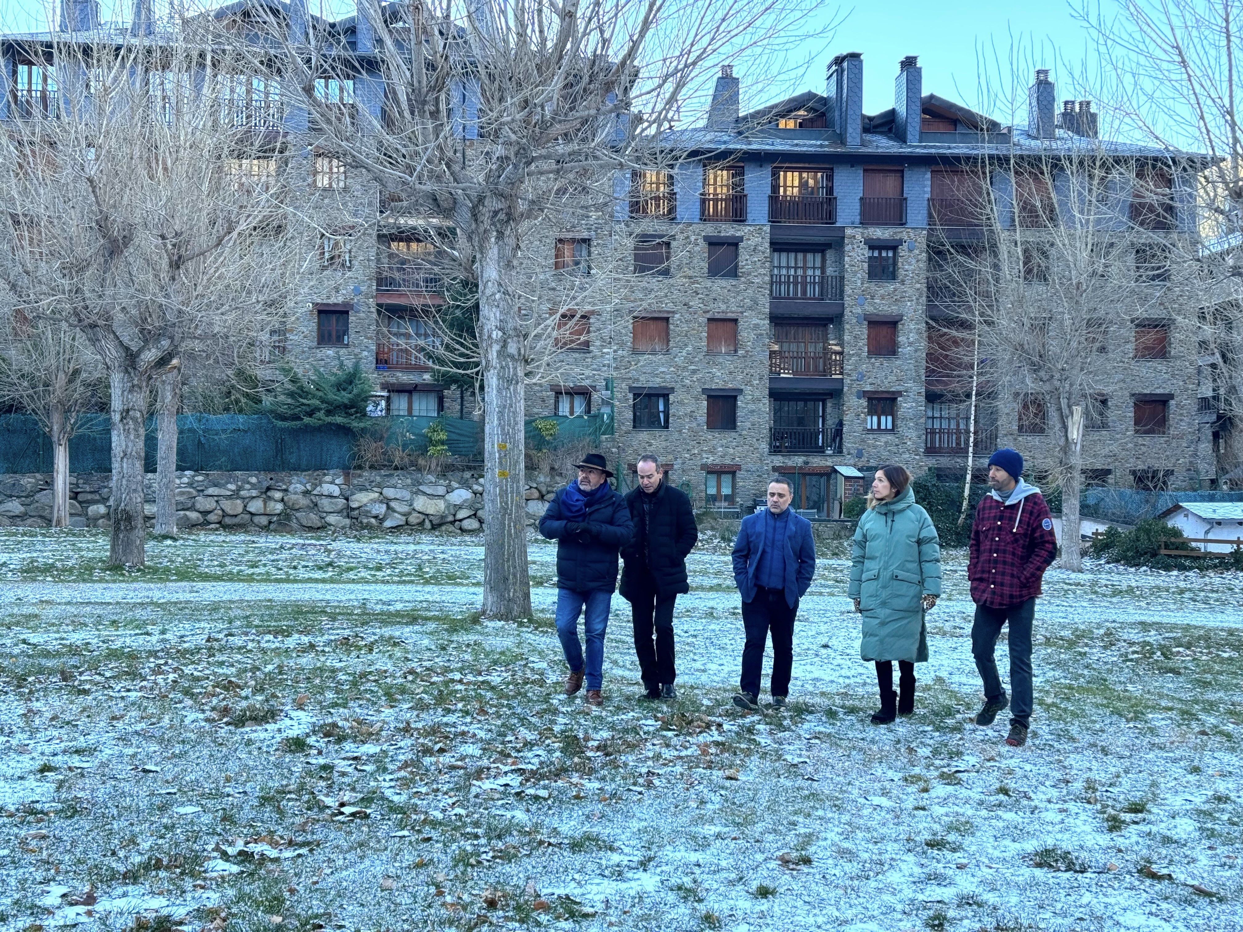 Els candidats de Demòcrates a Canillo als terrenys del càmping Pla.