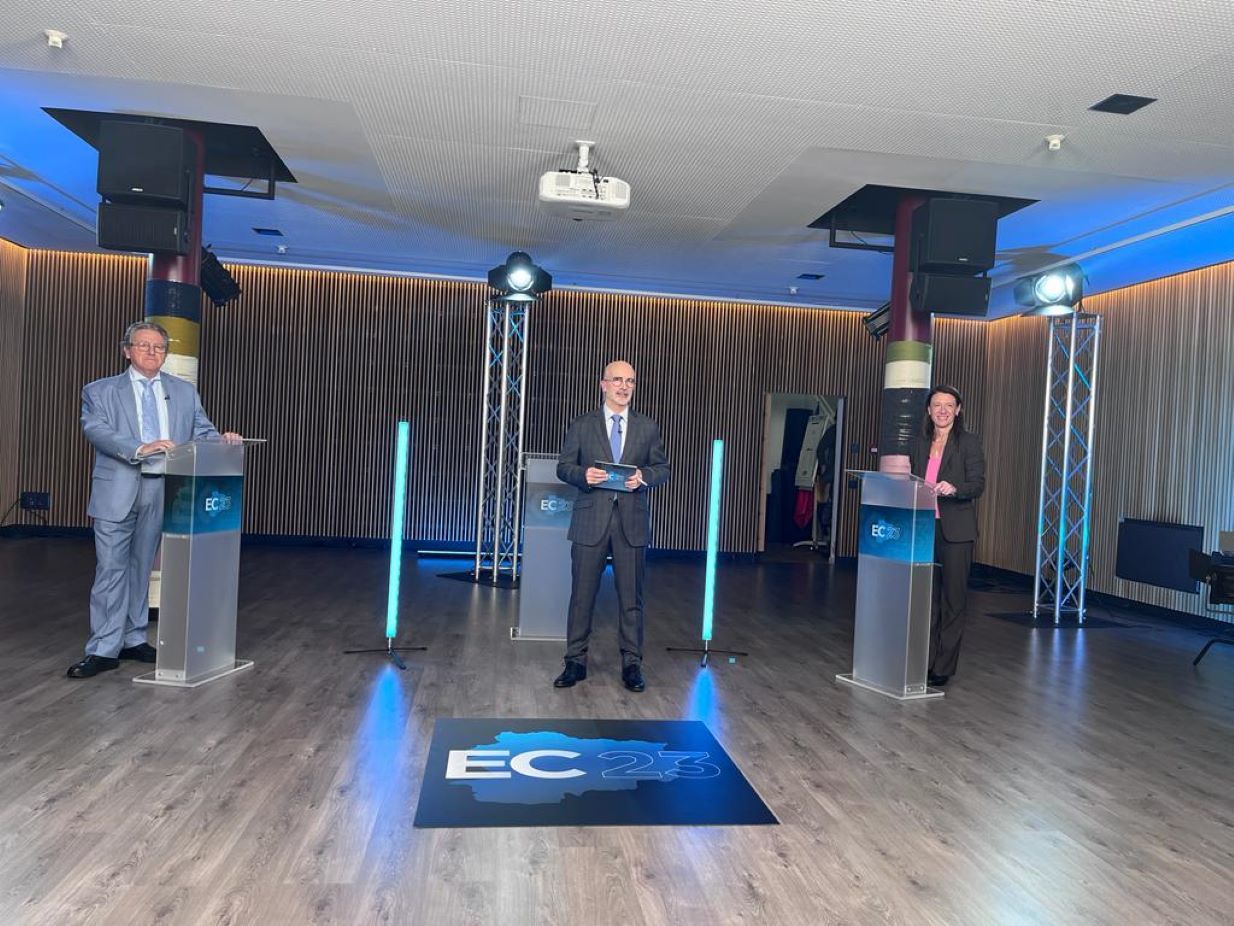 Enric Dolsa, el moderador David Domingo, i Maria del Mar Coma abans d'iniciar el debat dels candidats d'Ordino.