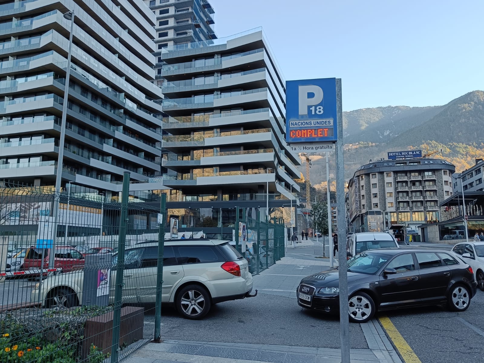 L'aparcament de les Nacions Unides d'Escaldes amb el cartell de complet.