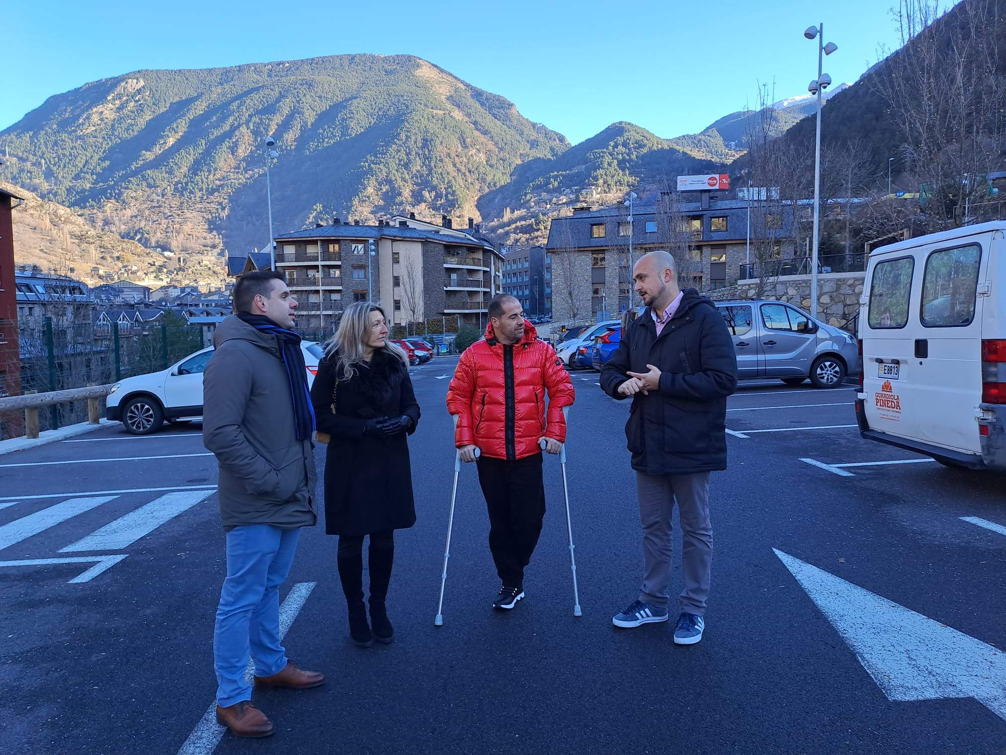 Fernández i altres candidats d'UP+DA a l'aparcament de Casa Tresa.