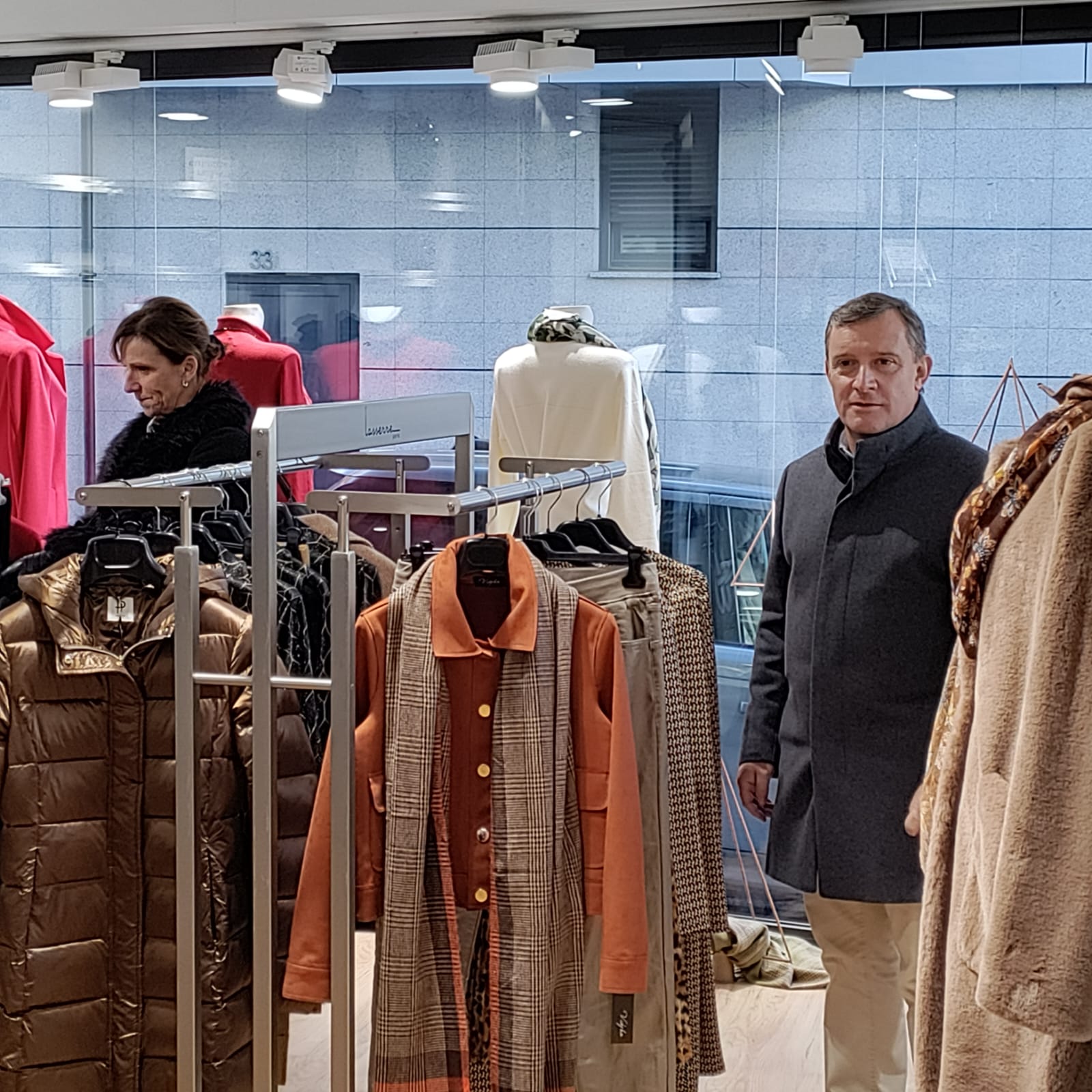 Mireia Codina i Josep Majoral en una botiga de roba del carrer doctor Palau de Sant Julià de Lòria aquest dimecres.