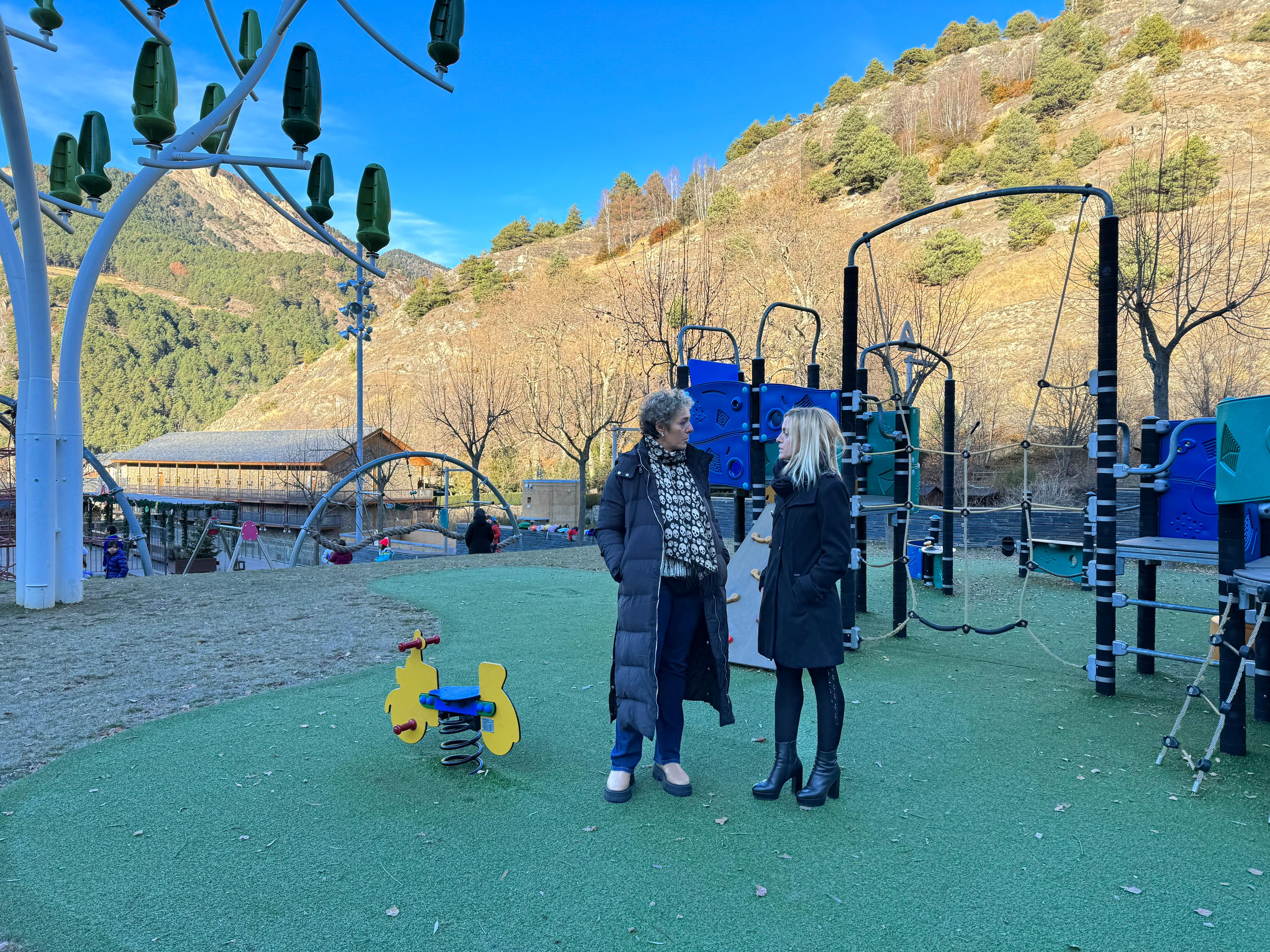 Meritxell Rabadà i Emilie Brial parlen al parc infantil de Prat de Call