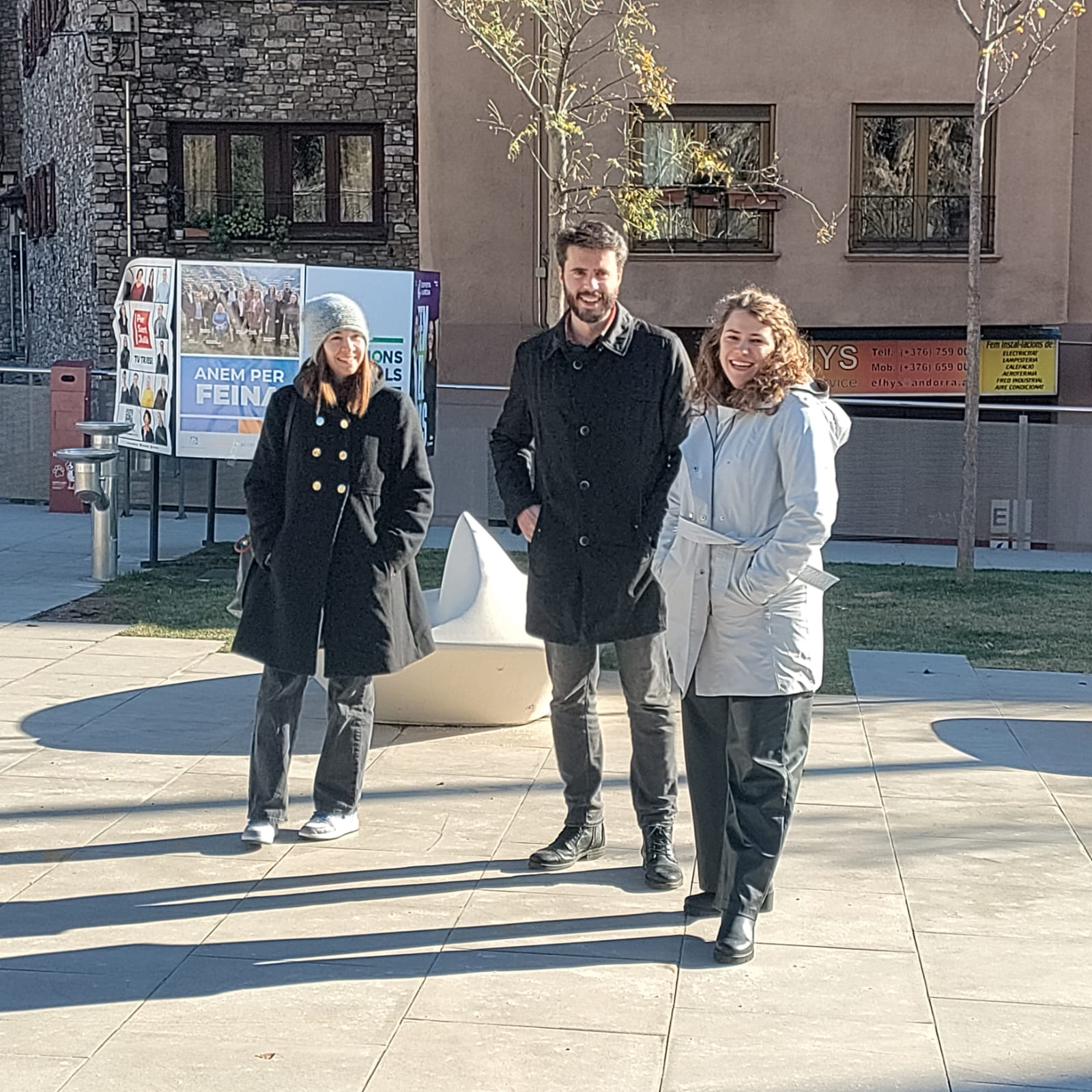Sofia Cortesao, Cerni Cairat i Judit López a la plaça Rocacorba.