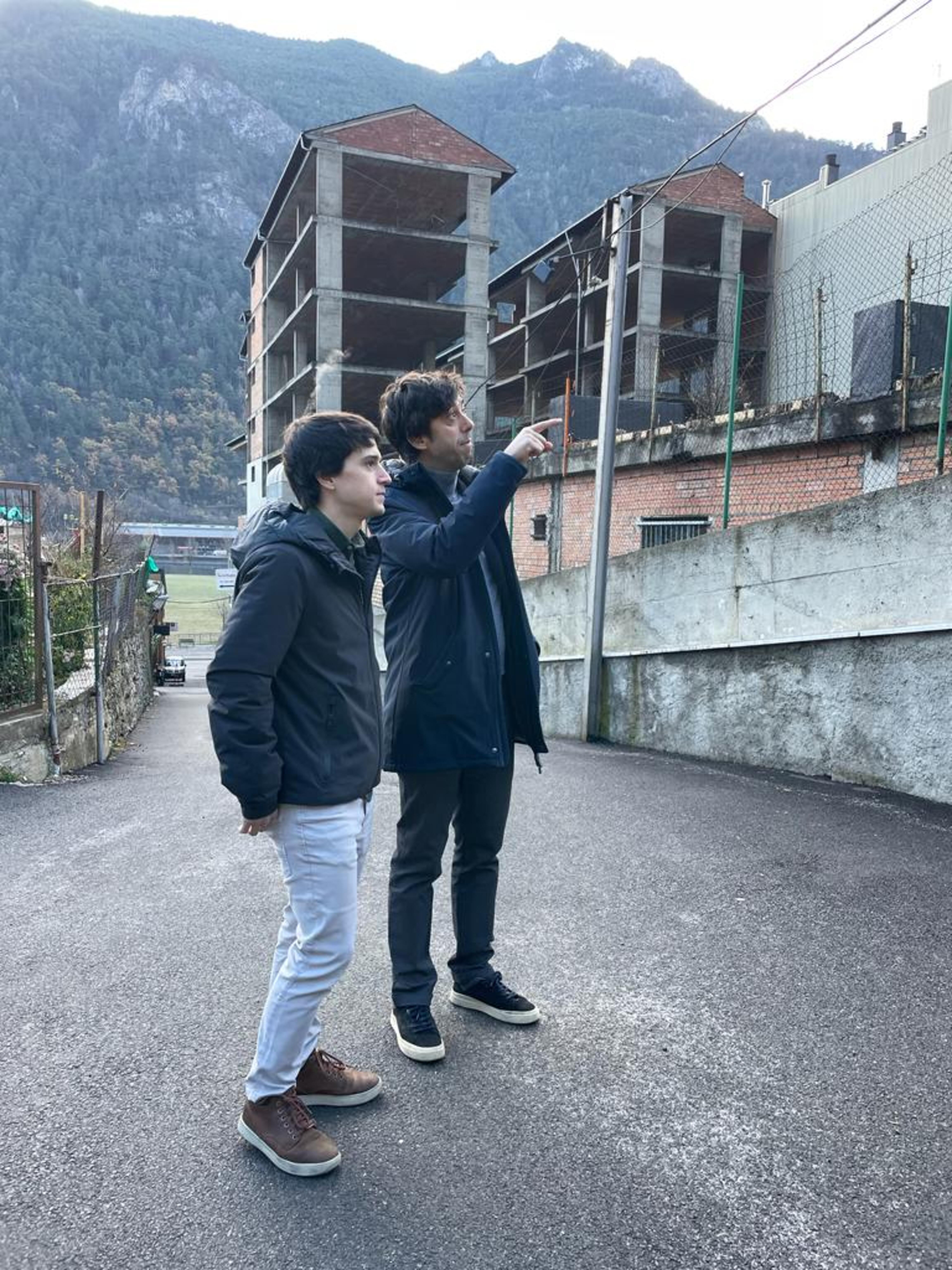 MARC TORRENT, QUART DE LA LLISTA D'ENCLAR, AMB EL CAP DE CANDIDATURA, SERGI GONZÁLEZ, A LA ZONA DEL CEDRE.