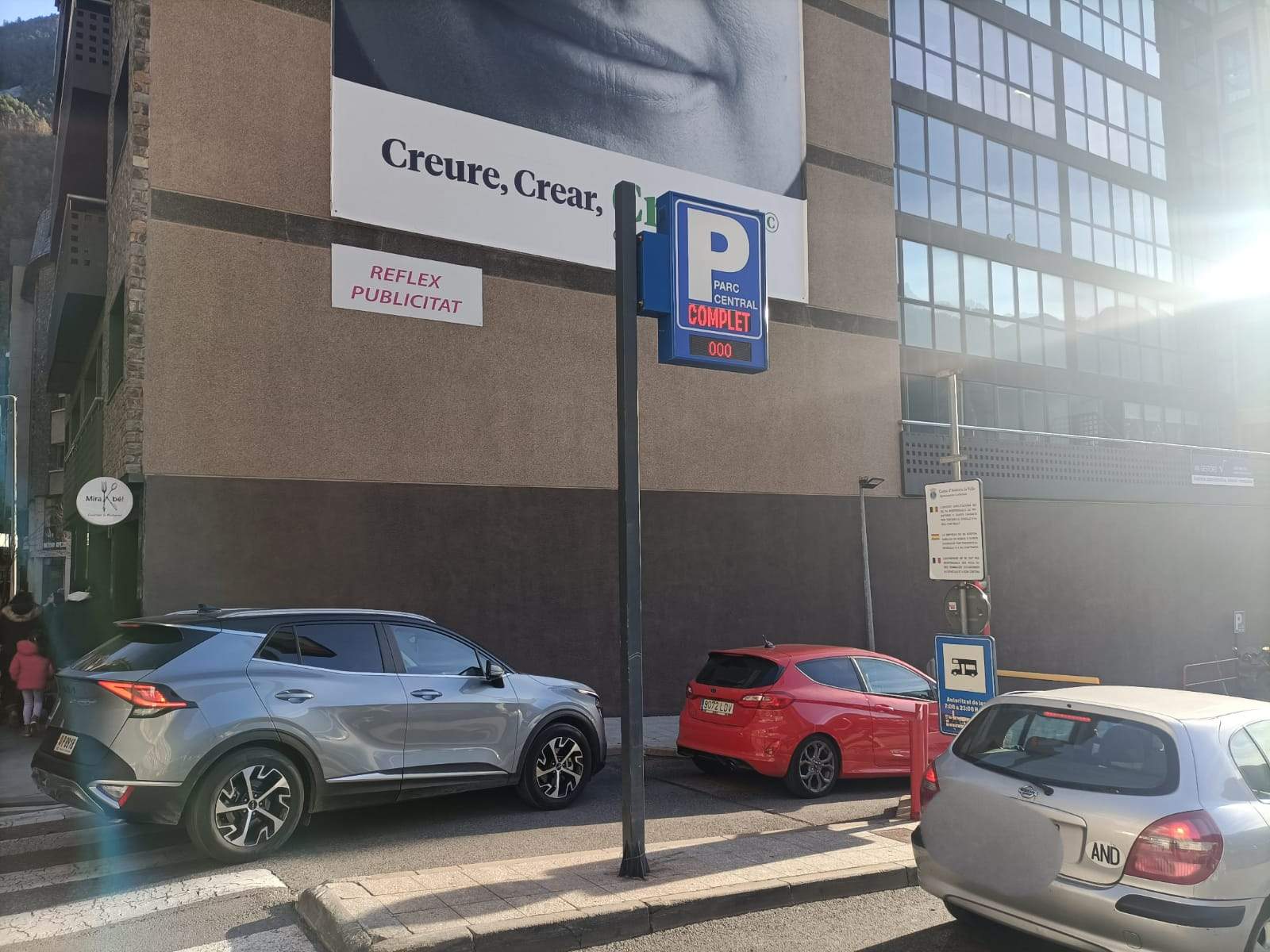 Cues de vehicles per entrar a l'aparcament del Parc Central.