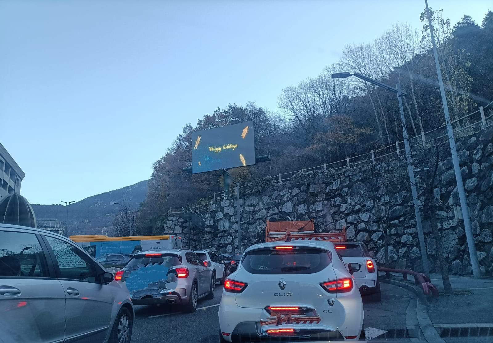 Vehicles aturats a la rotonda del KM0.