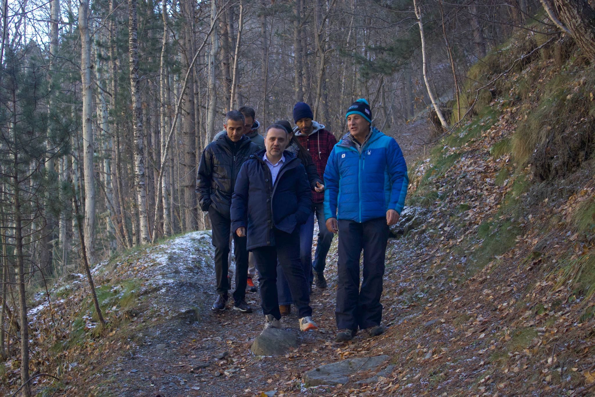 Casal, amb altres membres de la candidatura, passejant per un dels boscos de la parròquia.