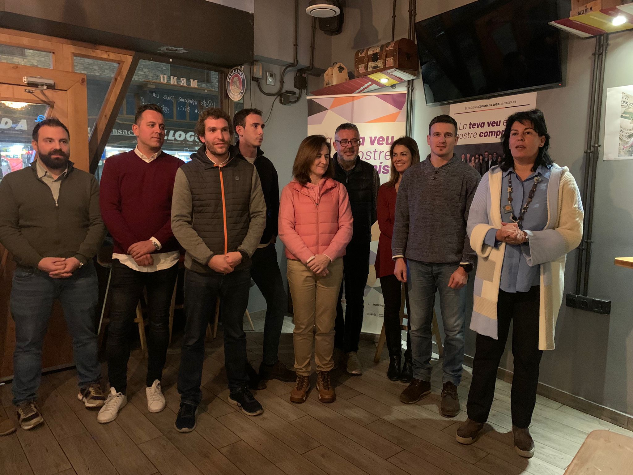 Eva Sansa i la resta de membres de la candidatura en la reunió amb els veïns.