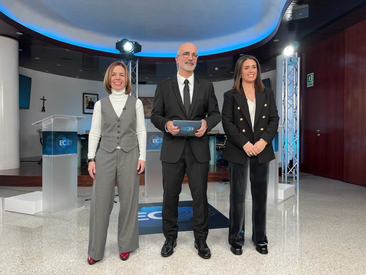 Marta Pujol, el moderador David Domingo, i Laura Mas abans del debat d'aquest dimecres.