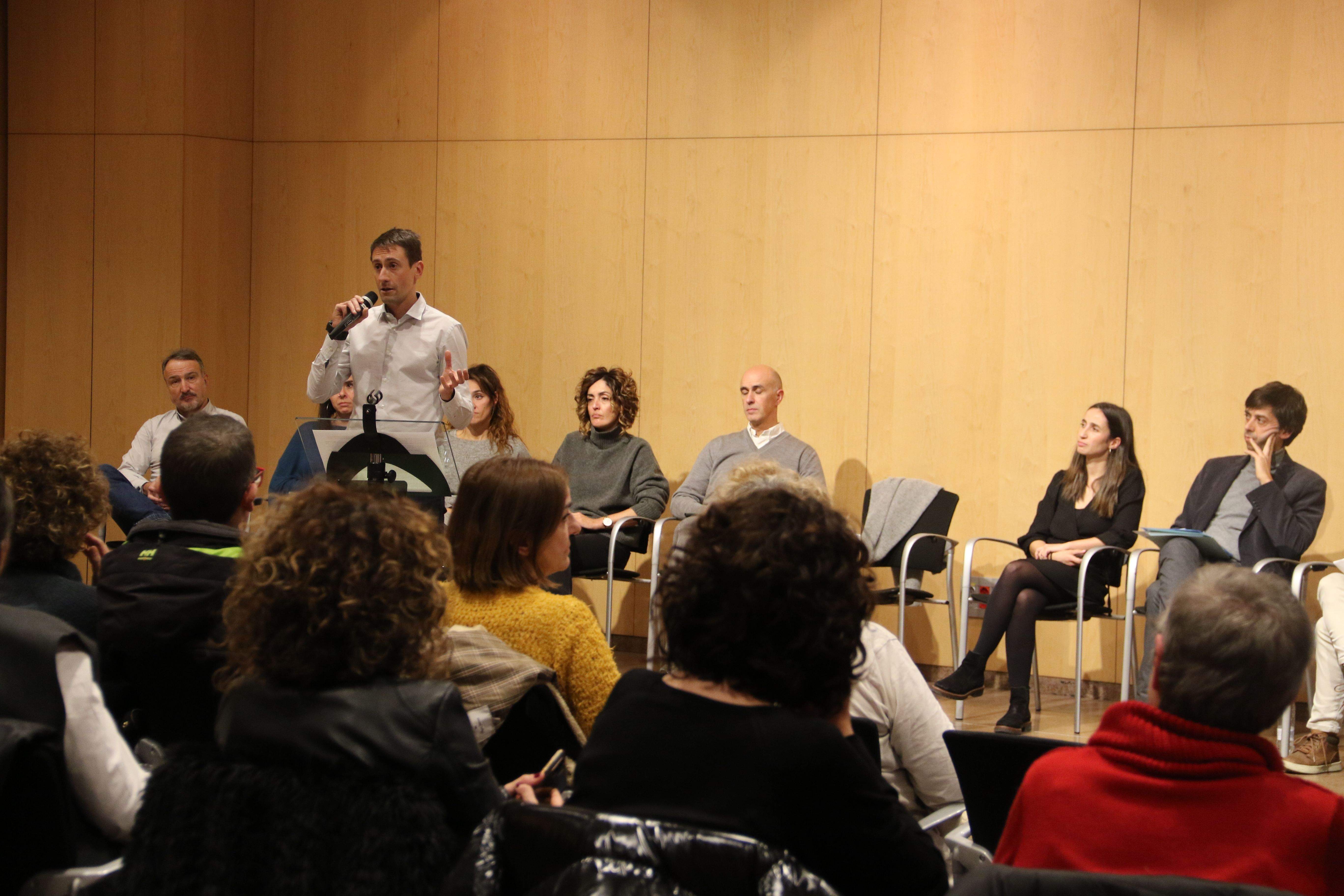 El candidat del 'pum pum', Jordi Cabanes, durant la seva exposició en la reunió.