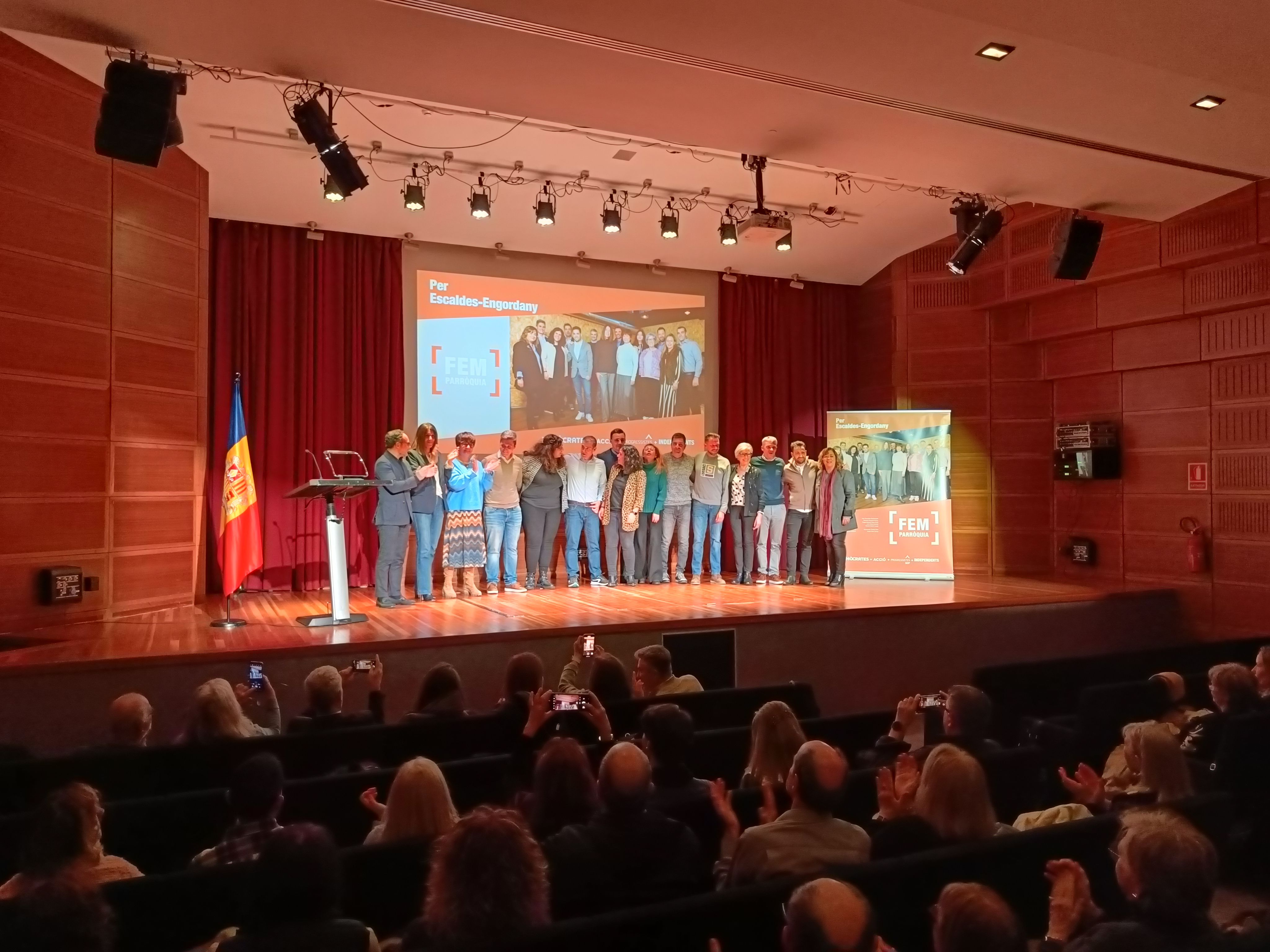 Foto de família al final de l'acte de Demòcrates.