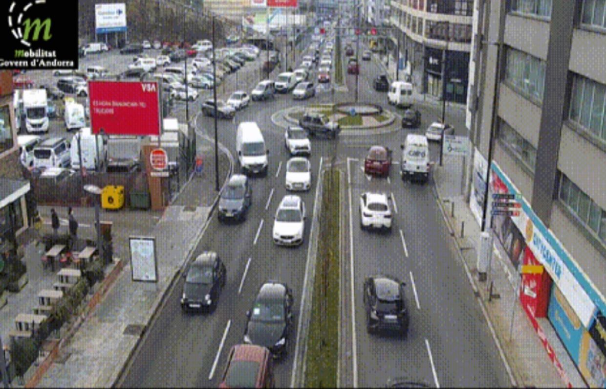 Trànsit dens a l'avinguda tarragona aquest dijous al matí.