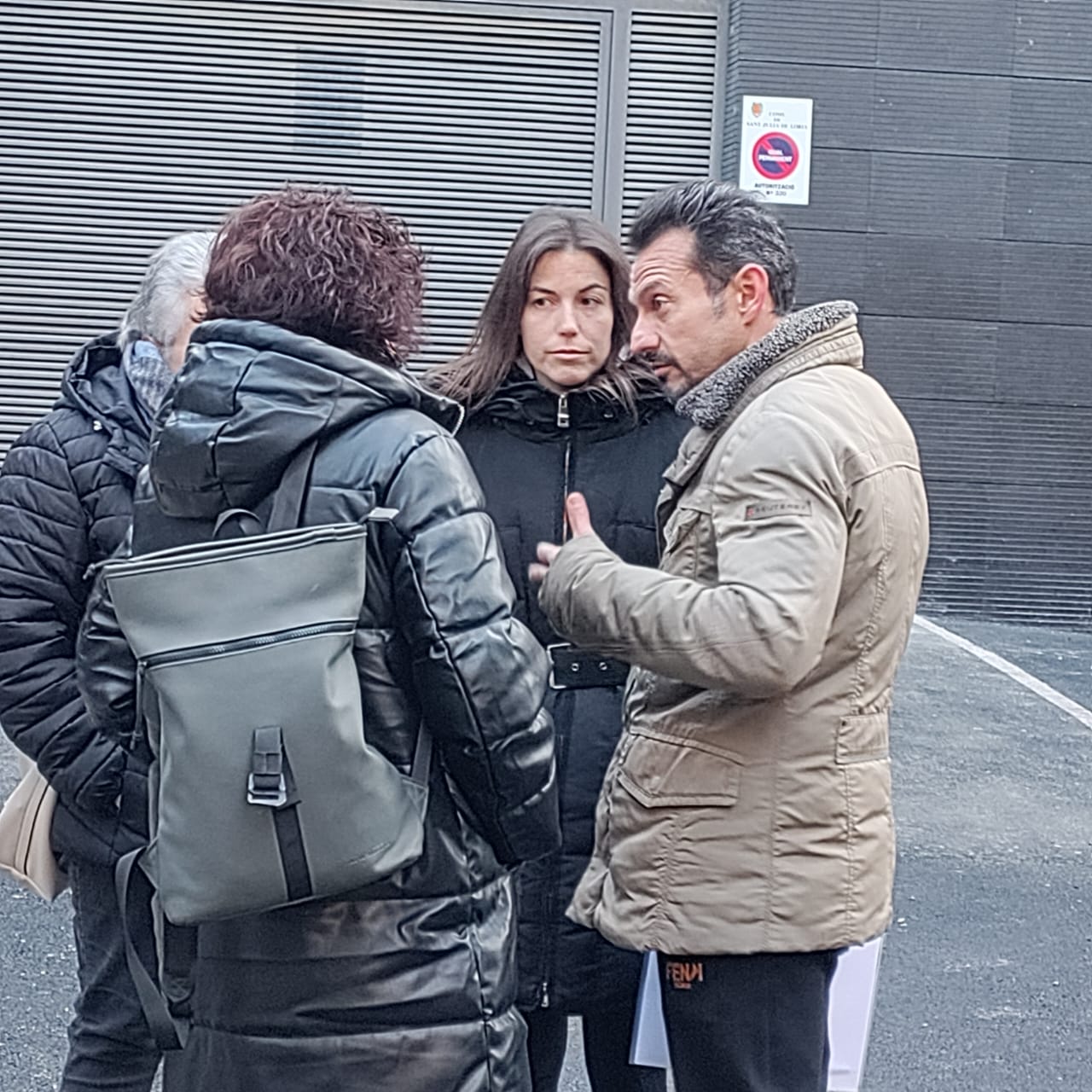El vocal de l'exeuctiva del PS, Gerard Alís conversa amb les candidates de Per Sant Julià, Meritxell Bundancia, Francesca Anglada i Carol Caubet.