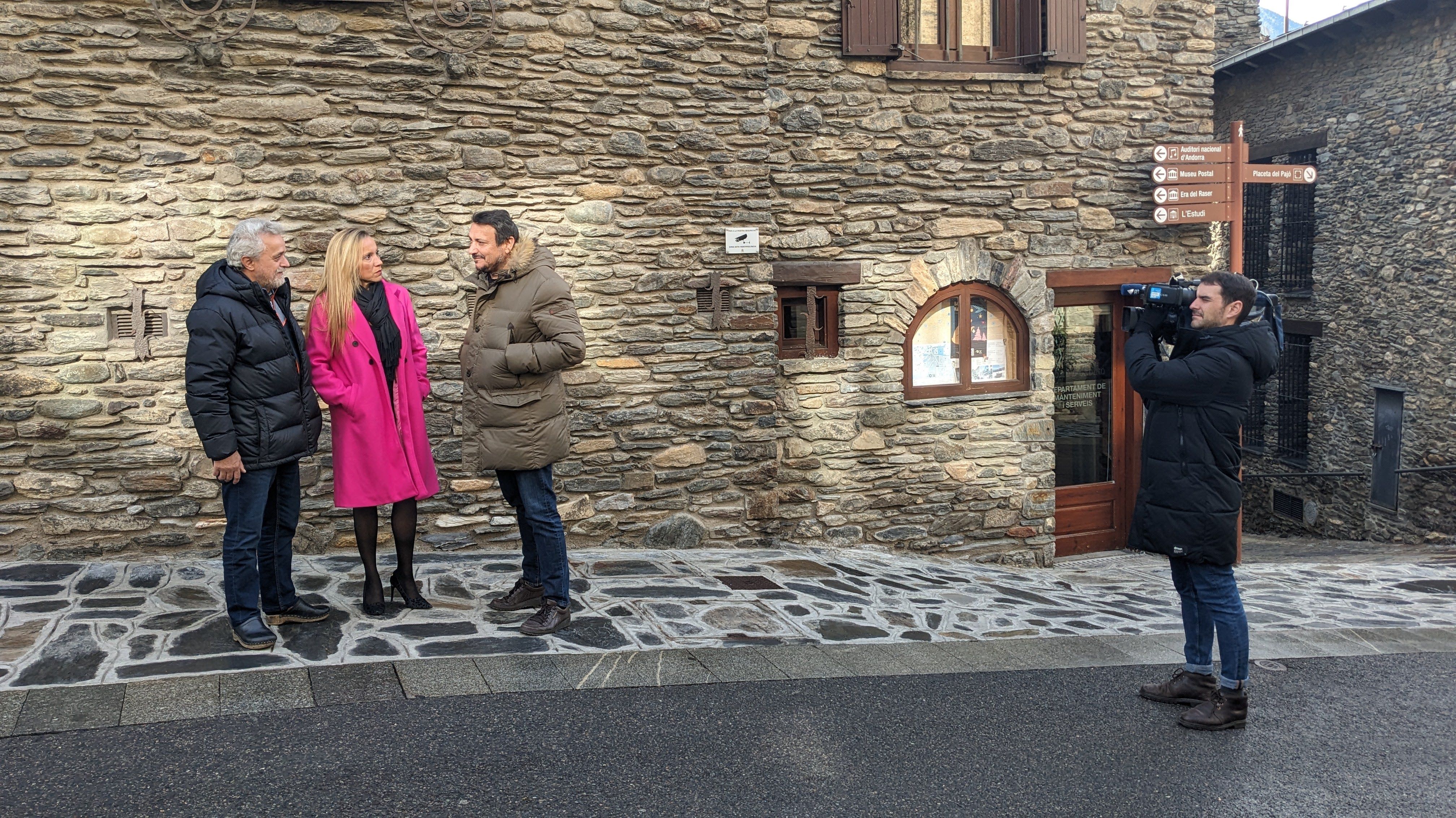 Xavier Jiménez parla amb altres membres de l'equip d'Units per Ordino