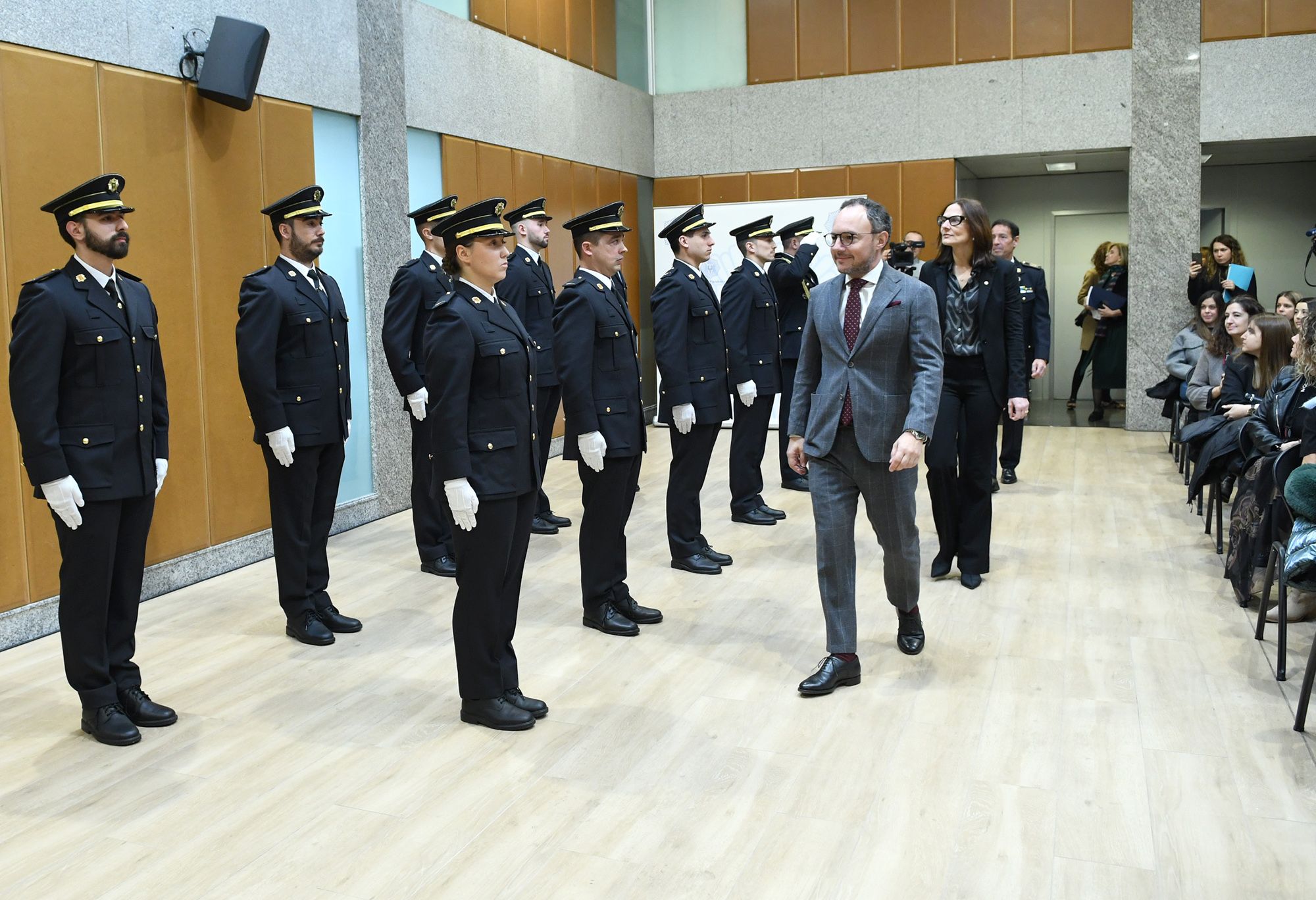 El cap de Govern passa revista als nous agents.