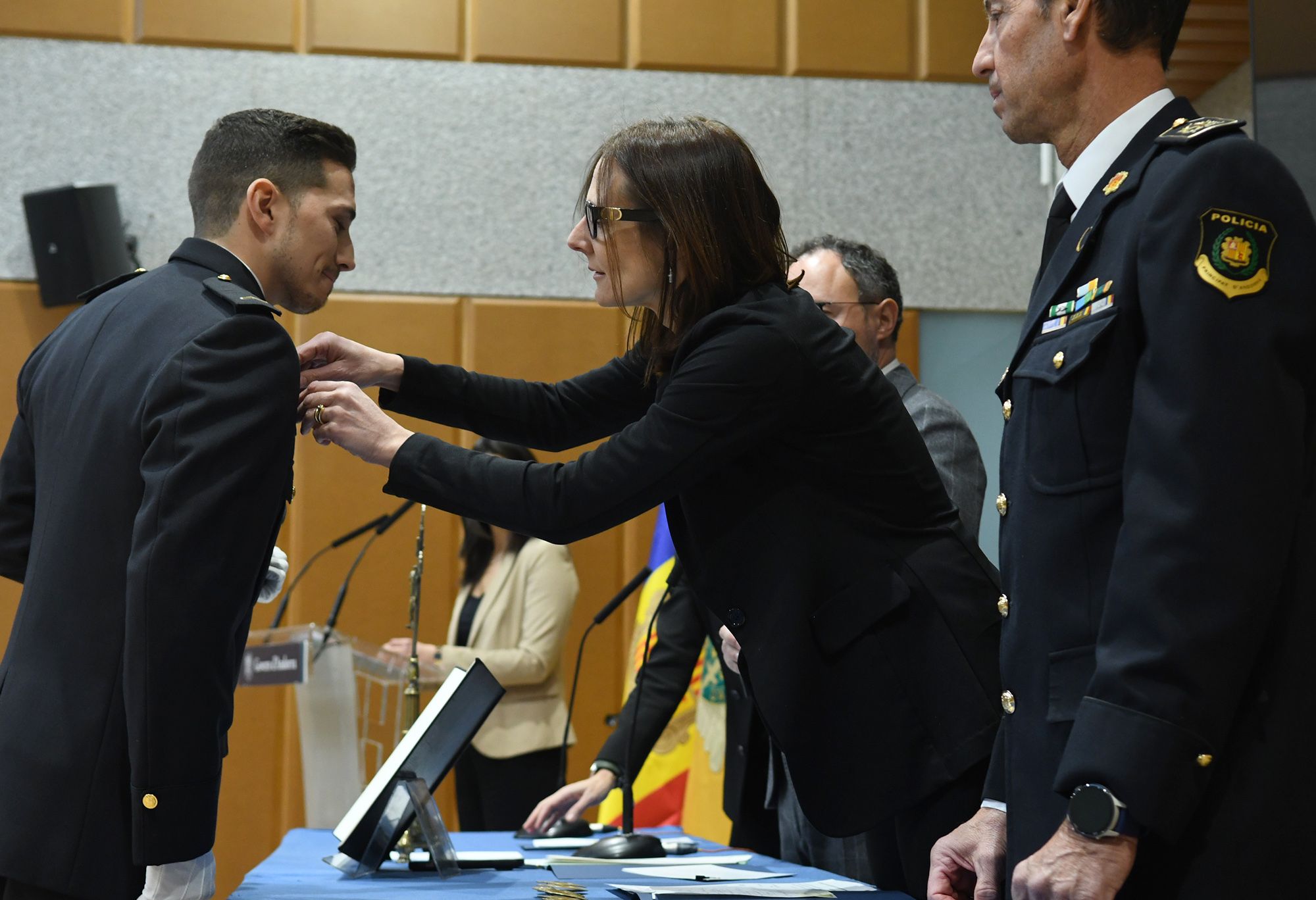 Molné posa la insígnia a un dels nous policies. 