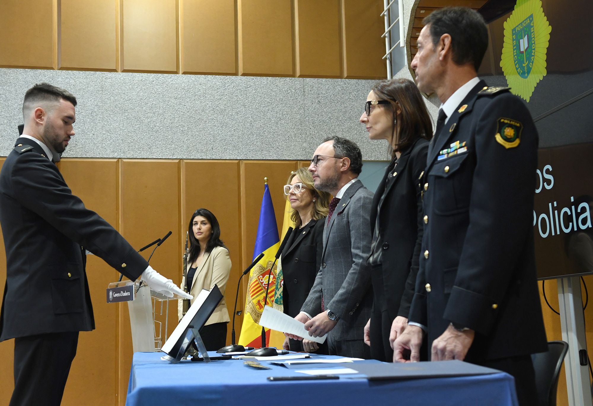 Un dels agents, jurant.