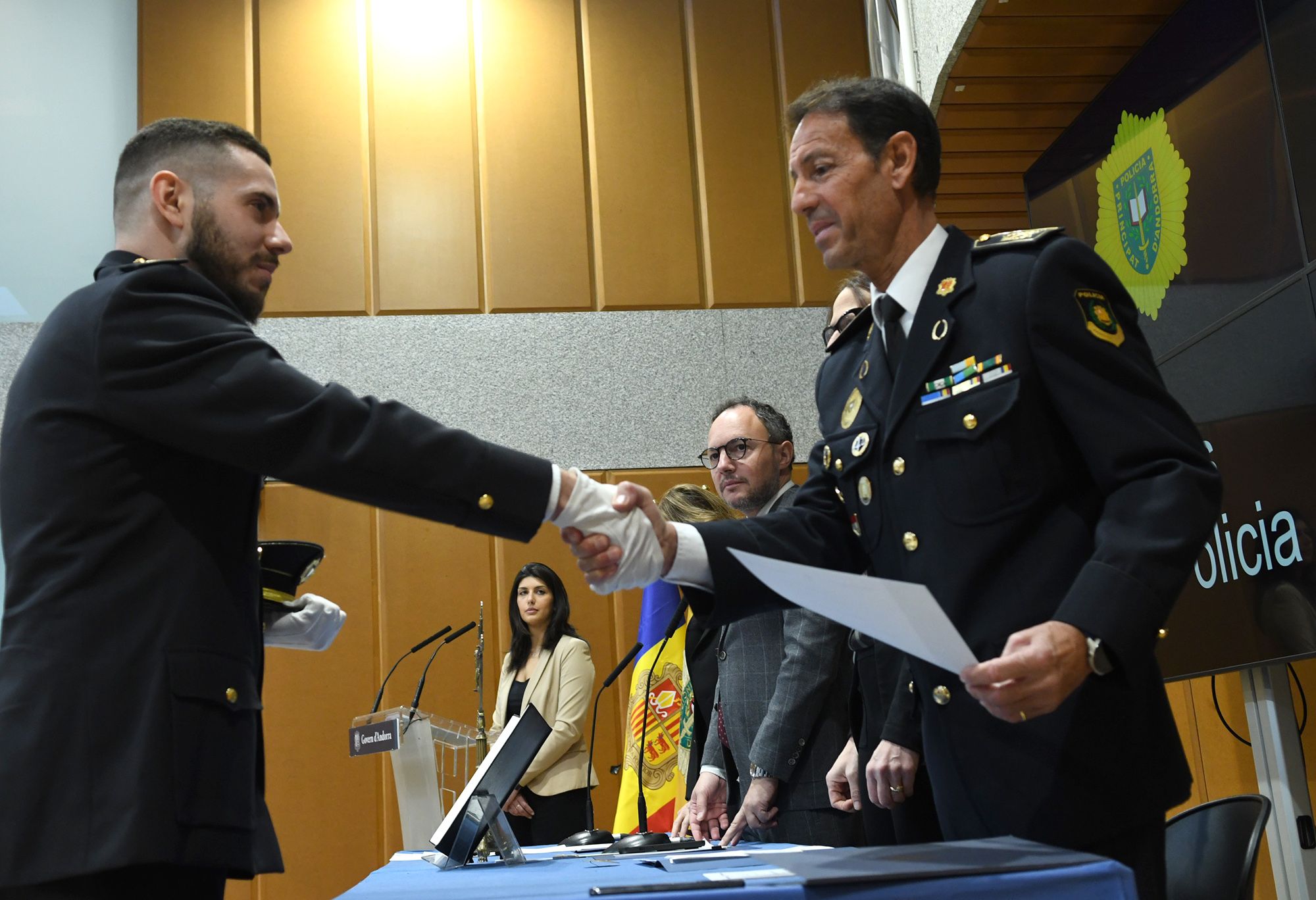 Un altre agent saluda el director del cos, Bruno Lasne.