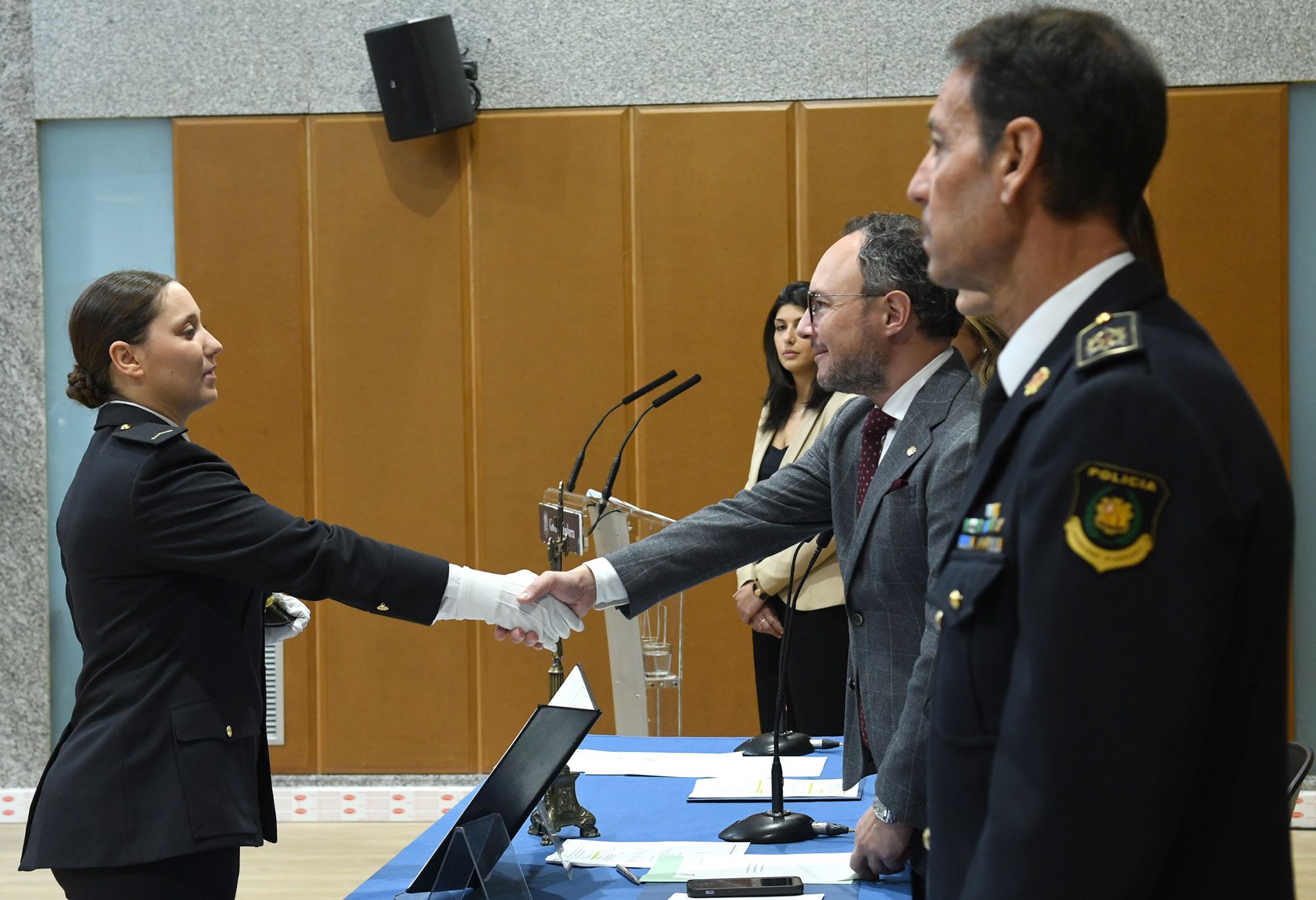 L'única nova dona policia saluda el cap de Govern.
