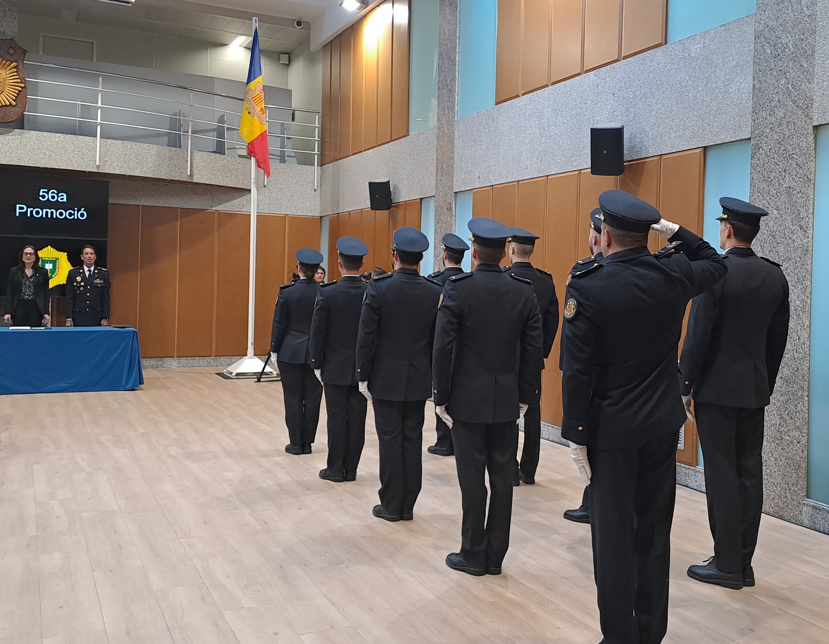 Els policies escoltant l'himne. 