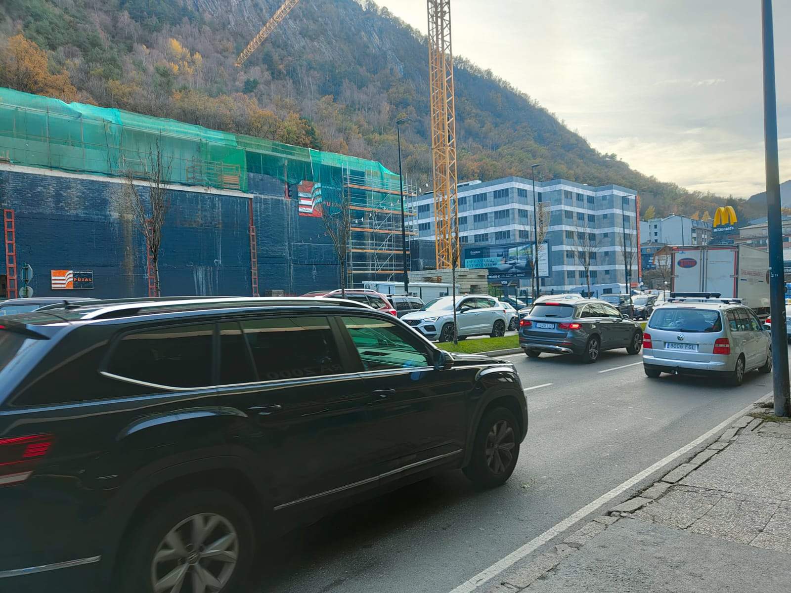 Retencions a l'avinguda Tarragona aquest migdia.