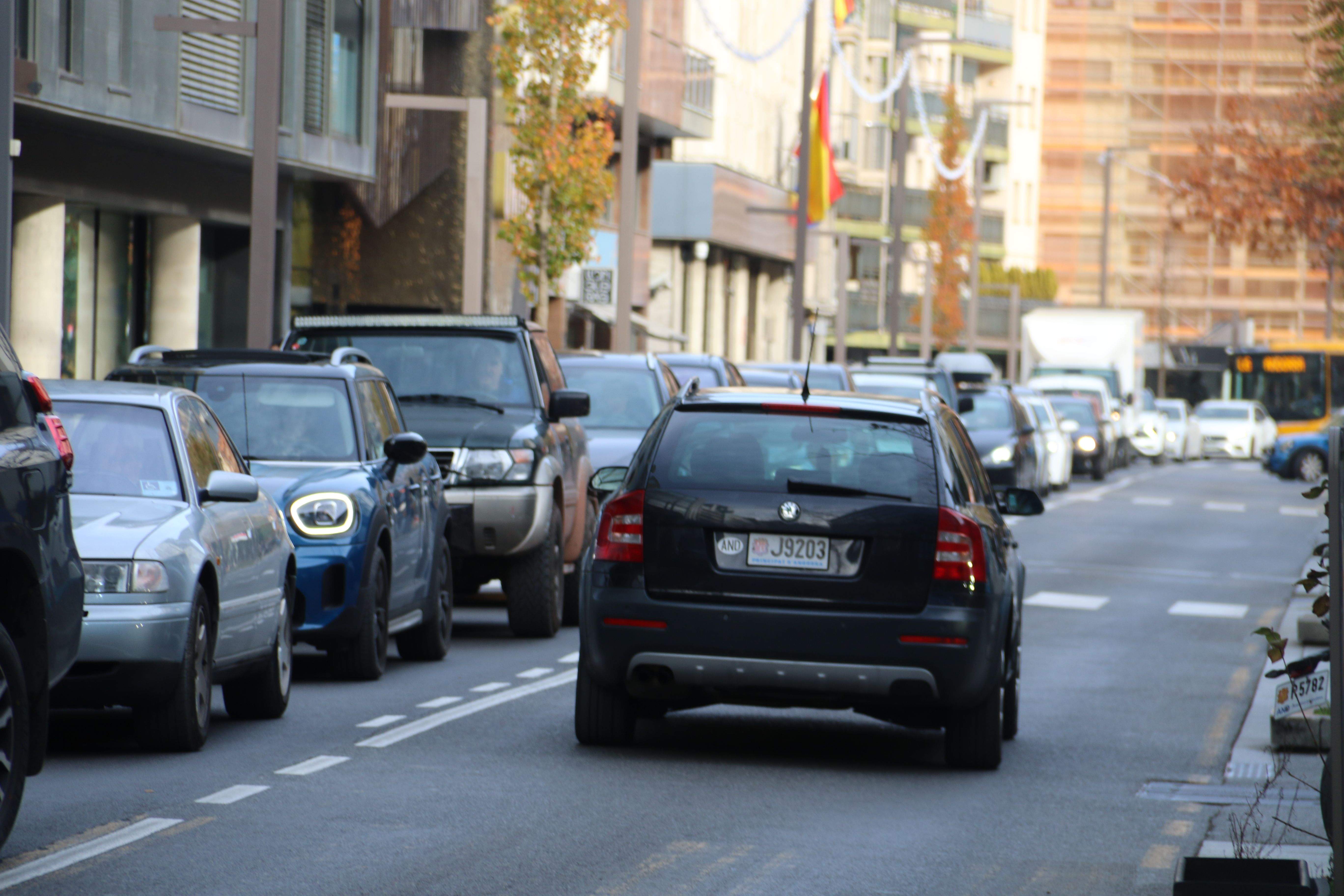 El carrer Prat de la Creu carregat de trànsit aquest dijous al migdia.