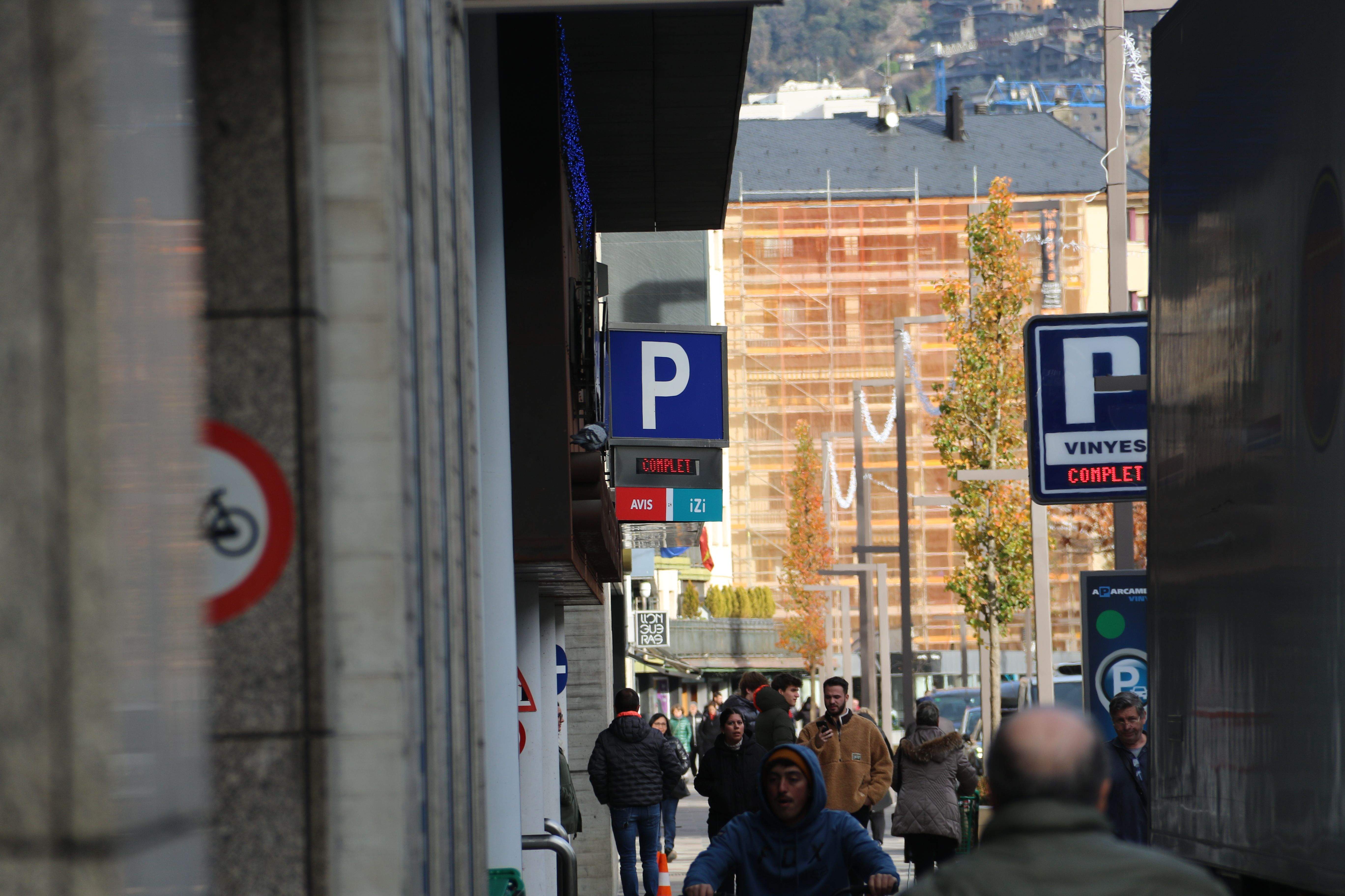 Aparcament Vinyes complet.