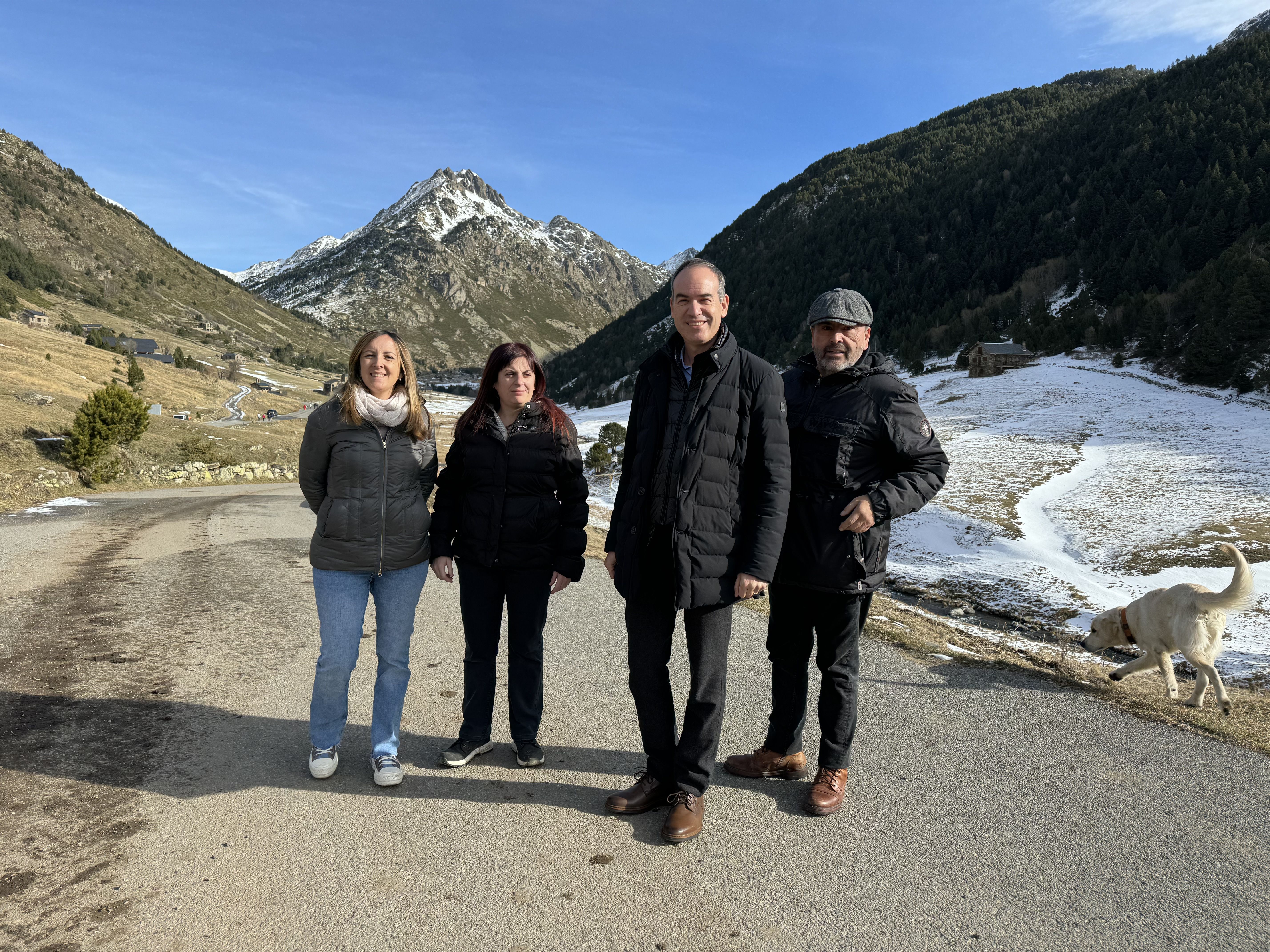 Alcobé, amb altres canillencs 'taronja' a la vall d'Incles.