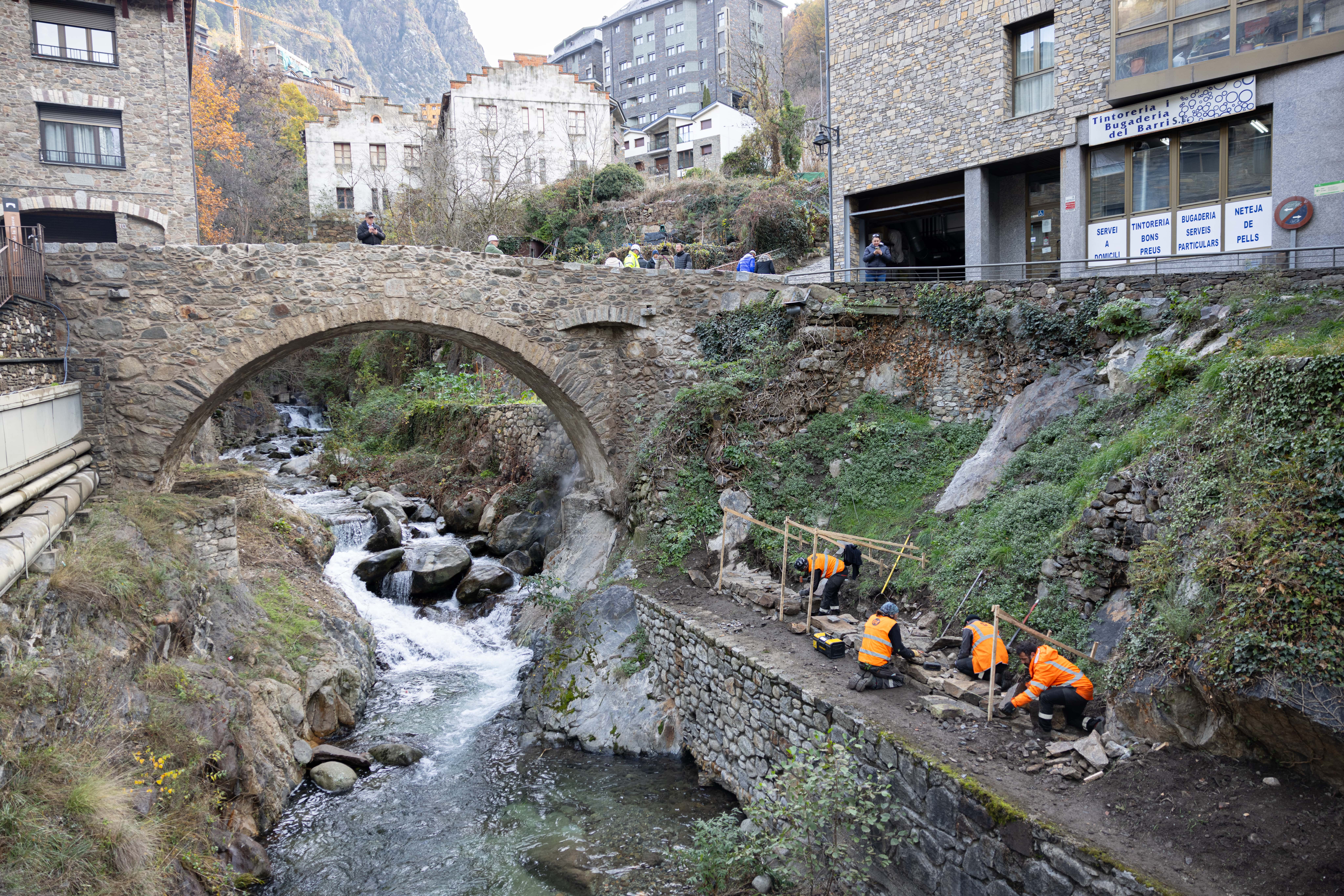 Operaris treballant aquest dijous a tocar del pont de la Tosca.