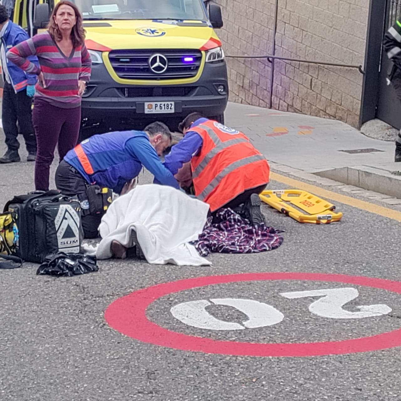 Els sanitaris atenent la ferida.