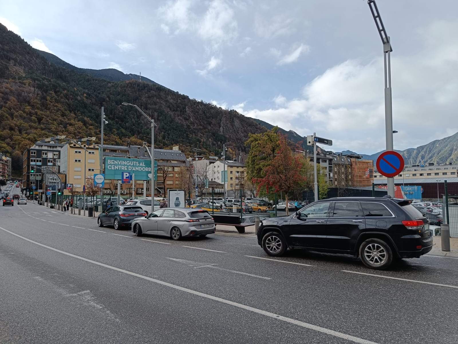 Vehicles fent cua per entrar en un dels aparcaments d'Escaldes Engordany. Vehicles fent cua per entrar en un dels aparcaments d'Escaldes Engordany.