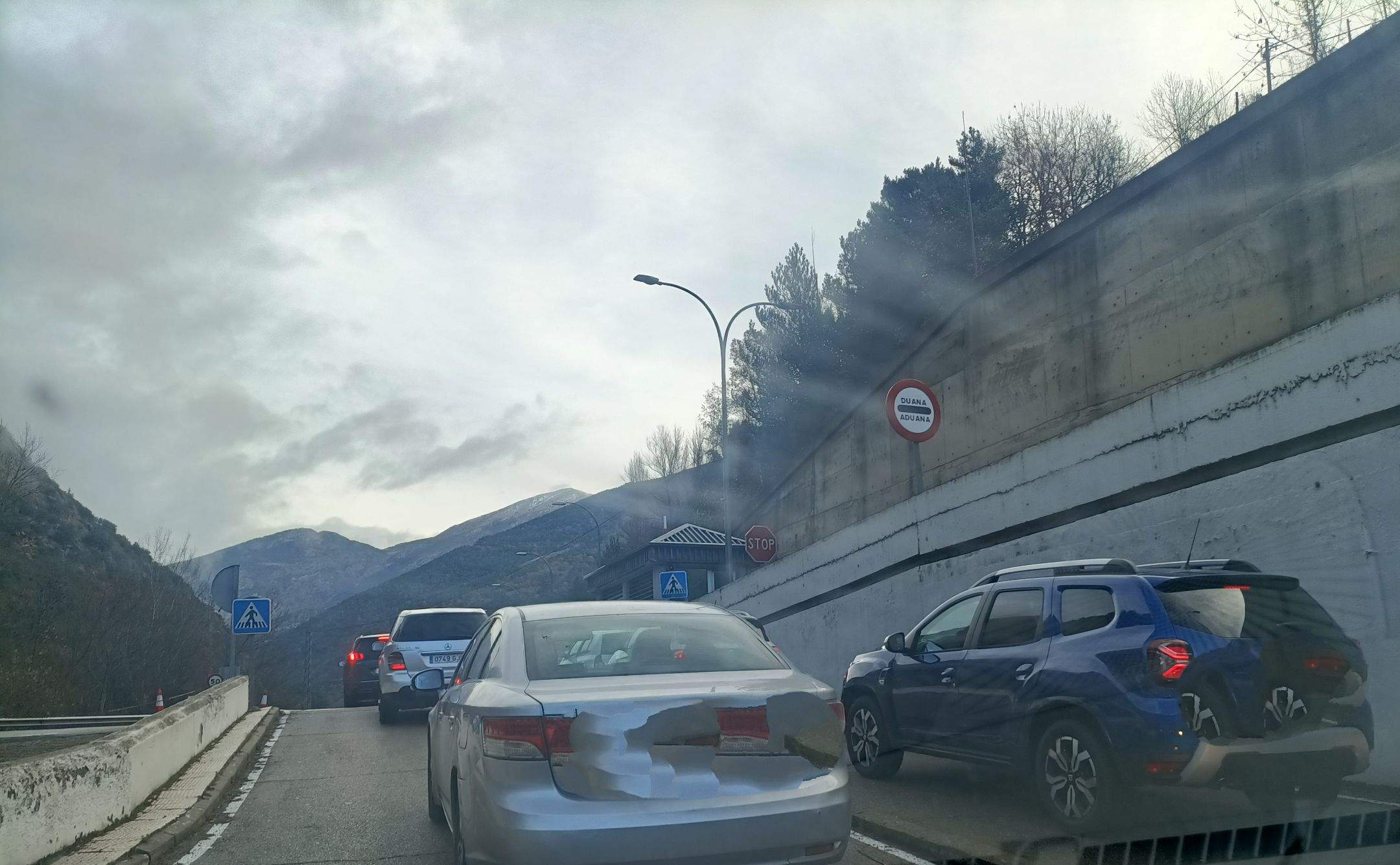 Vehicles fent cua a la frontera del riu Runer aquest divendres.