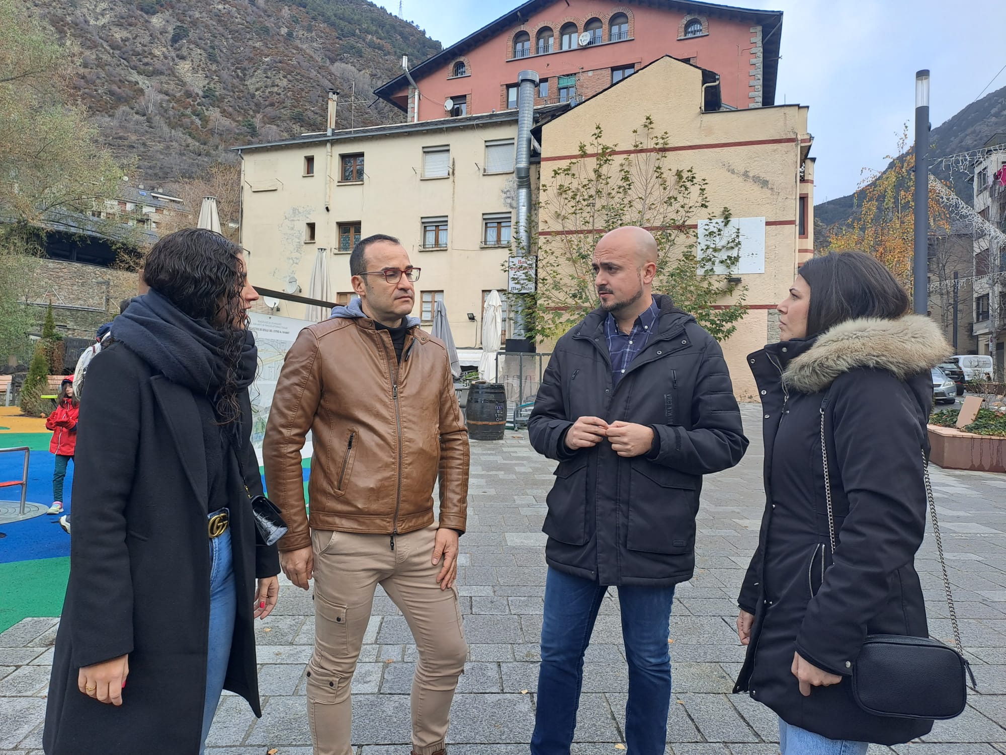 Fernández amb altres candidats d'UP a la plaça de Sant Miquel.