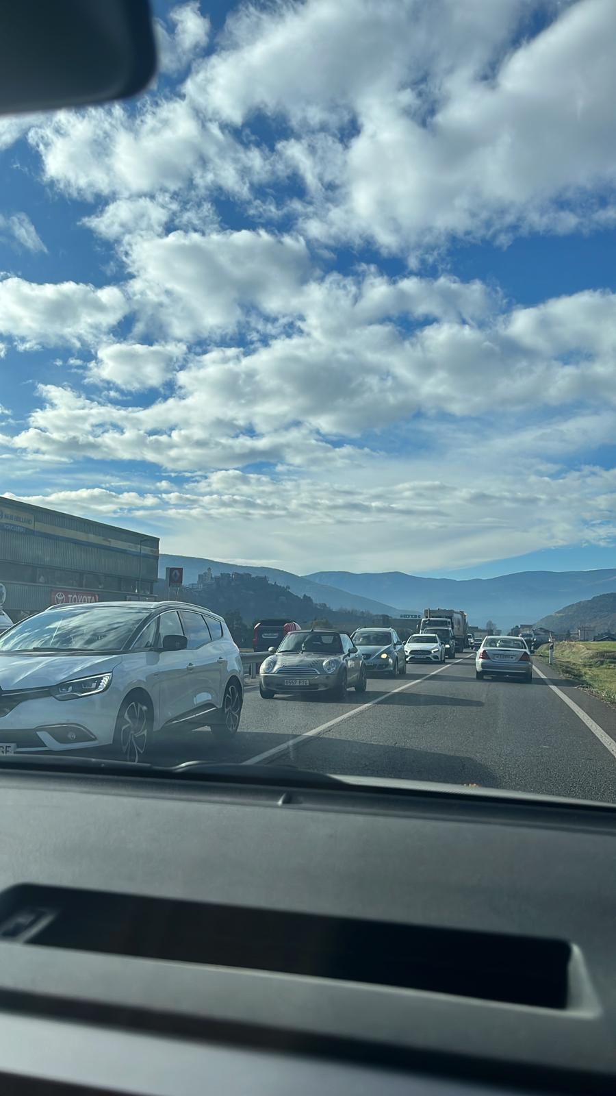 Vehicles aturats a Montferrer i Castellbó. Vehicles aturats a Montferrer i Castellbó.