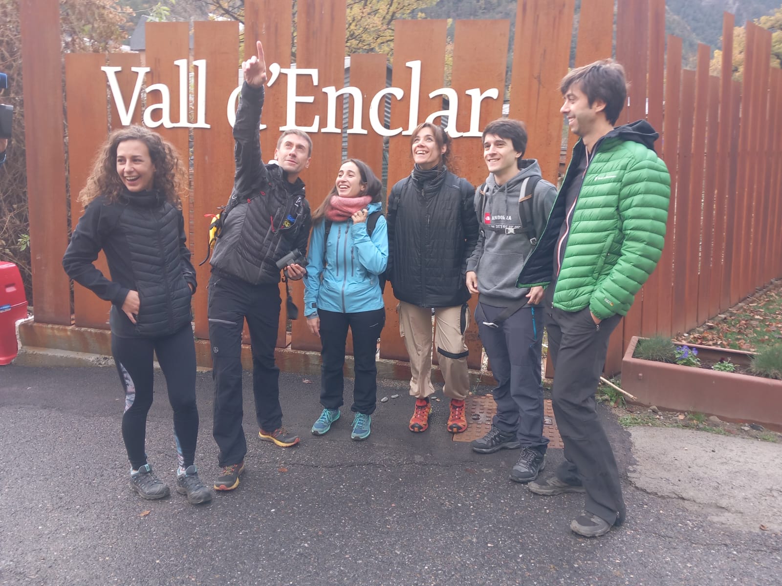 Jordi Cabanes mostrant detalls de la vall d'Enclar a altres companys de la candidatura.