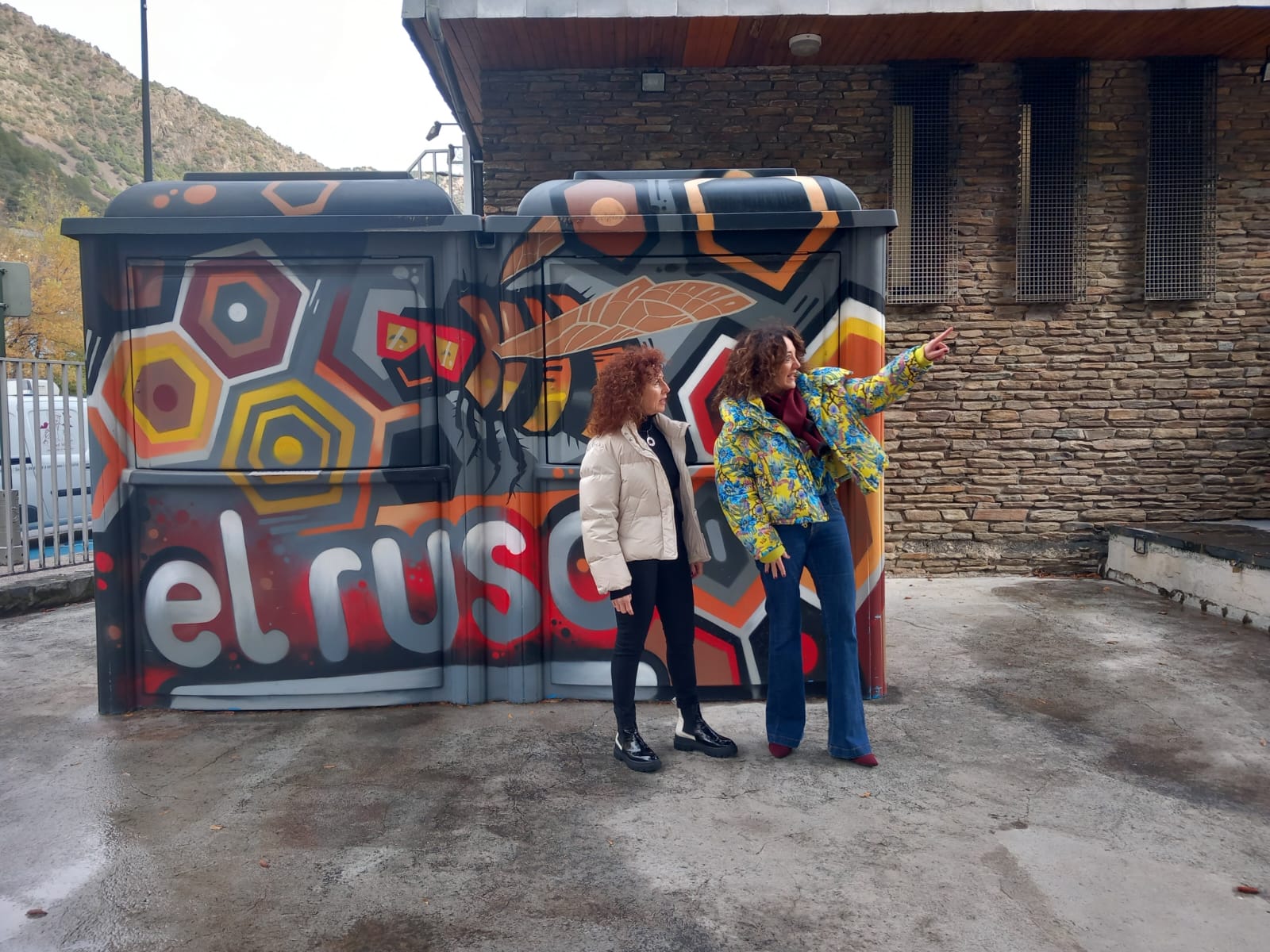 Mertixell Crespo i Rosalina Areny a l'exterior de les instal·lacions del Rusc.